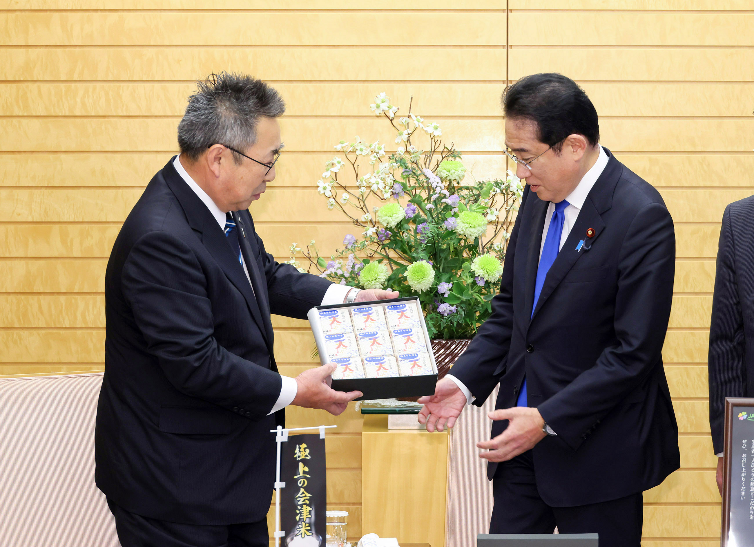 Prime Minister Kishida receiving gifts (2)