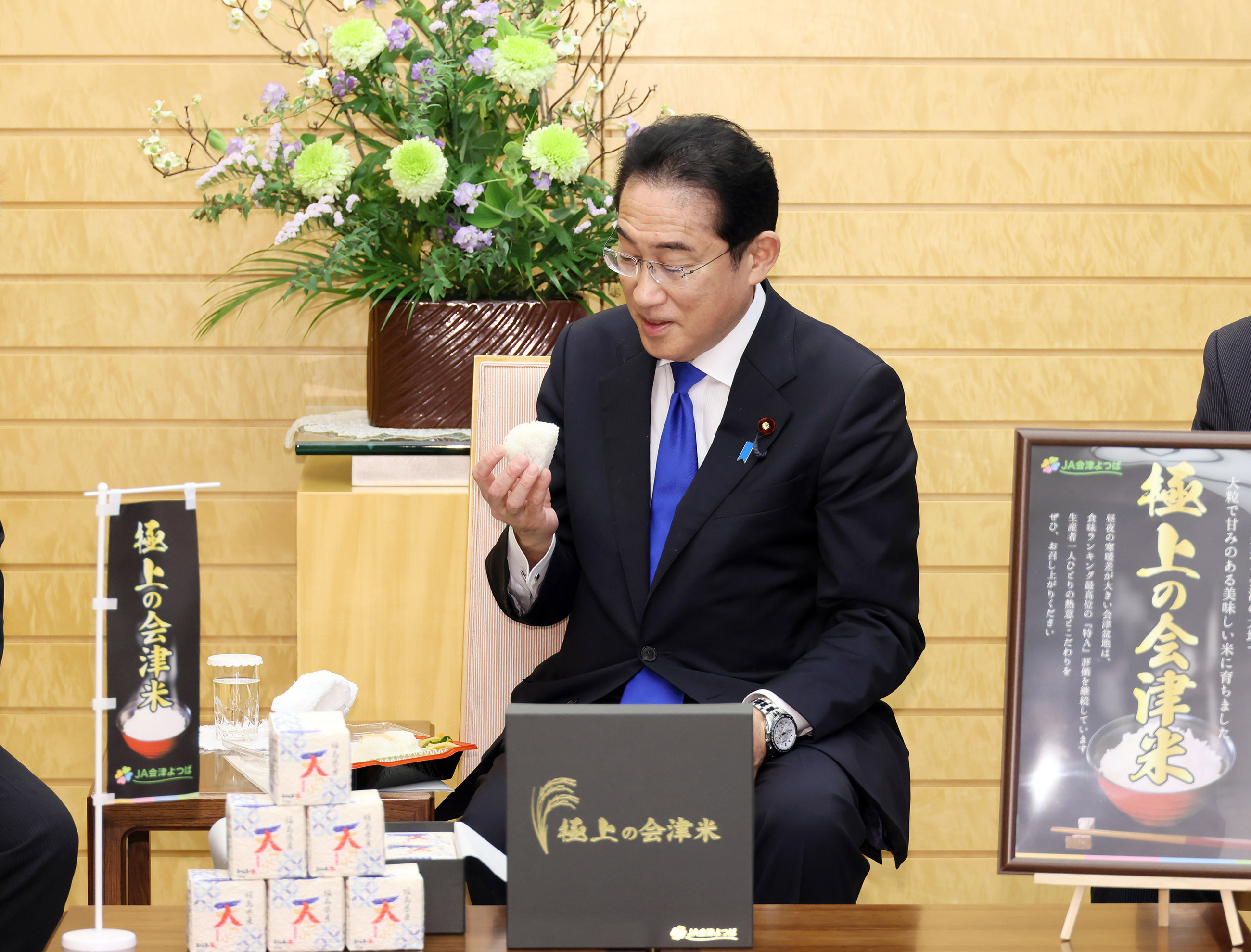 Prime Minister Kishida receiving gifts (3)