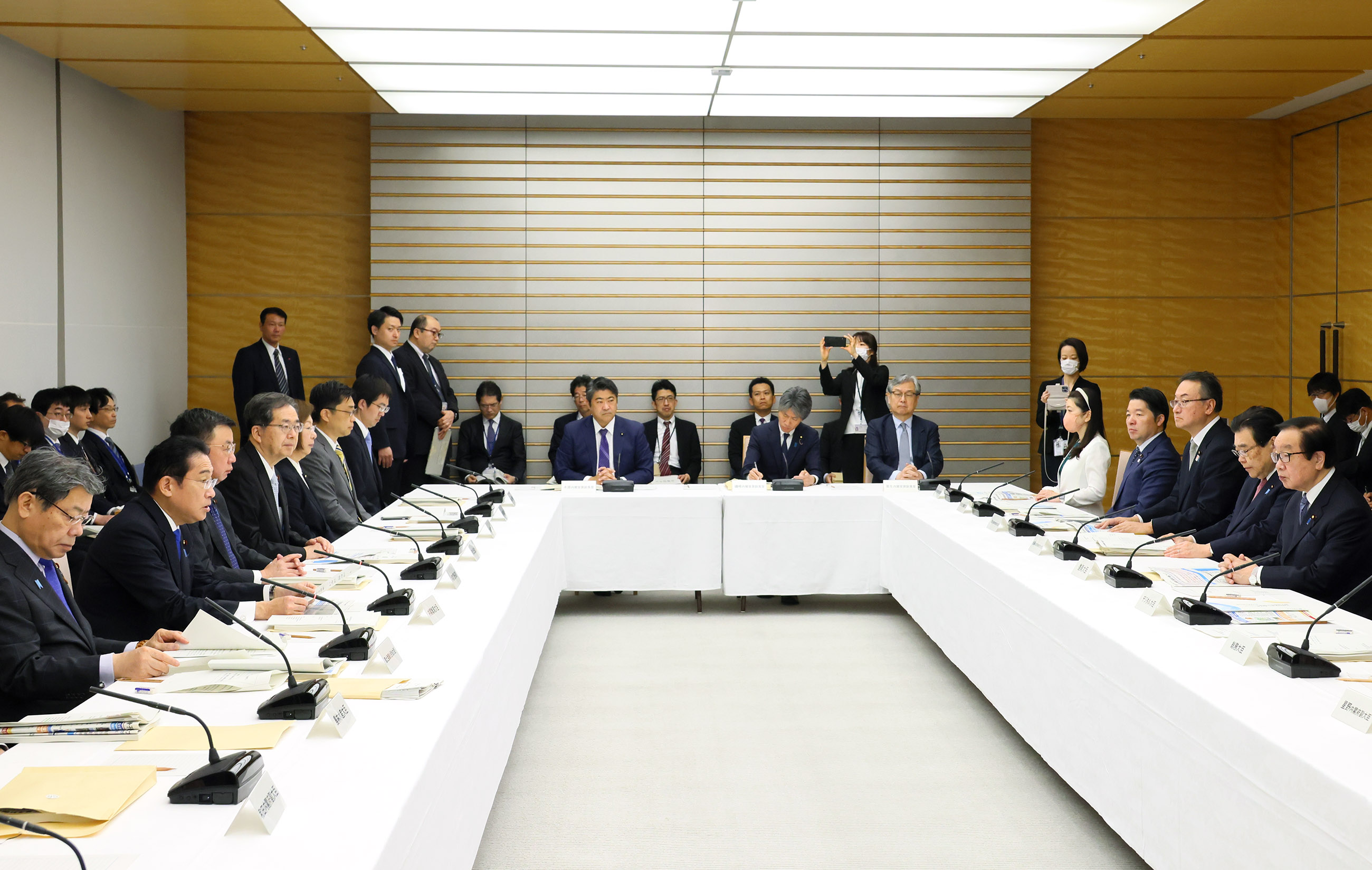 Prime Minister wrapping up a meeting (3)