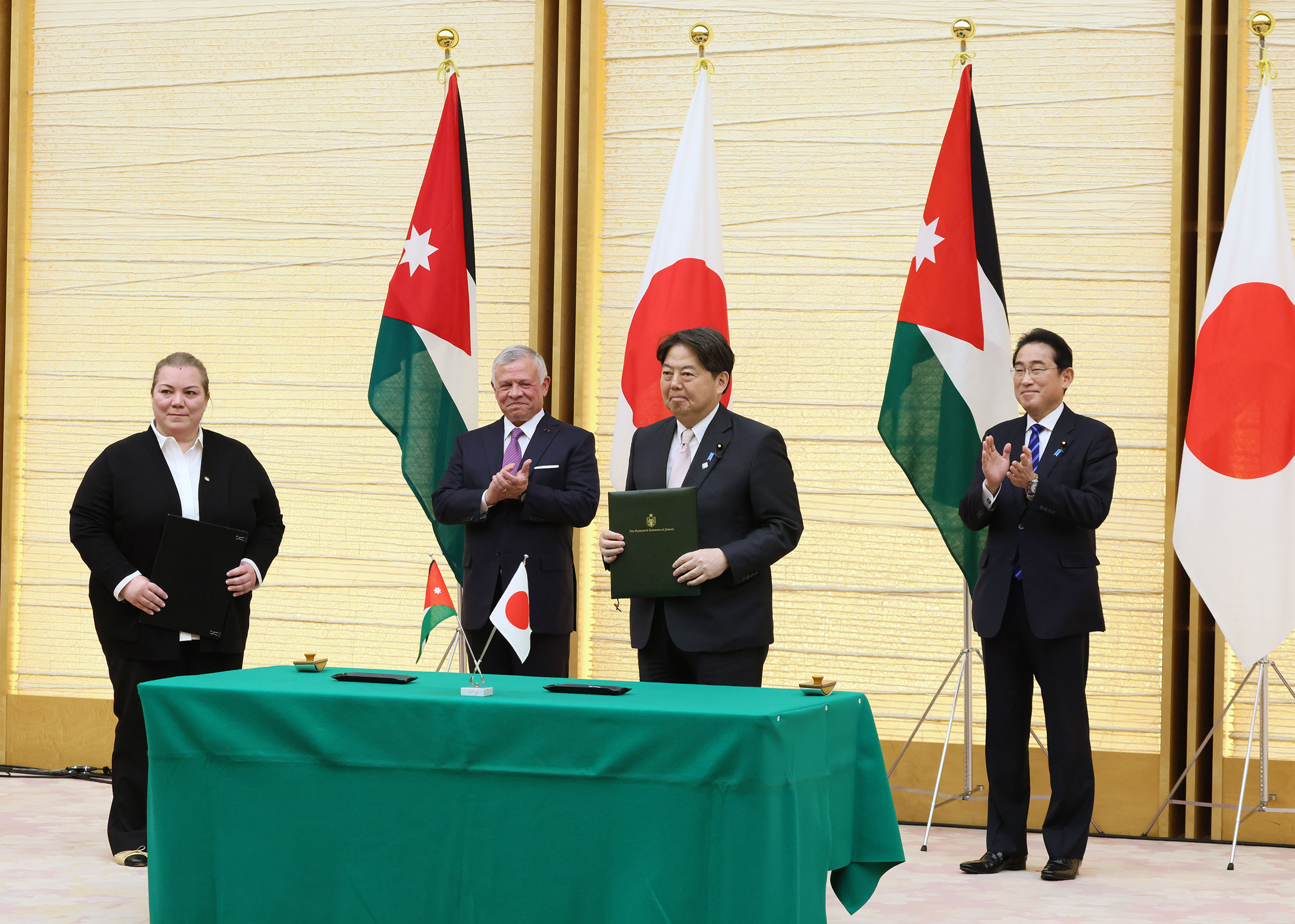 Leaders witnessing a signing ceremony (4)