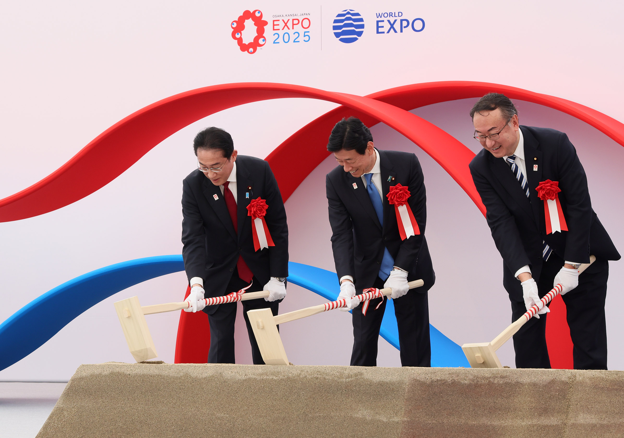 Prime Minister Kishida shoveling the first spadeful of earth (2)