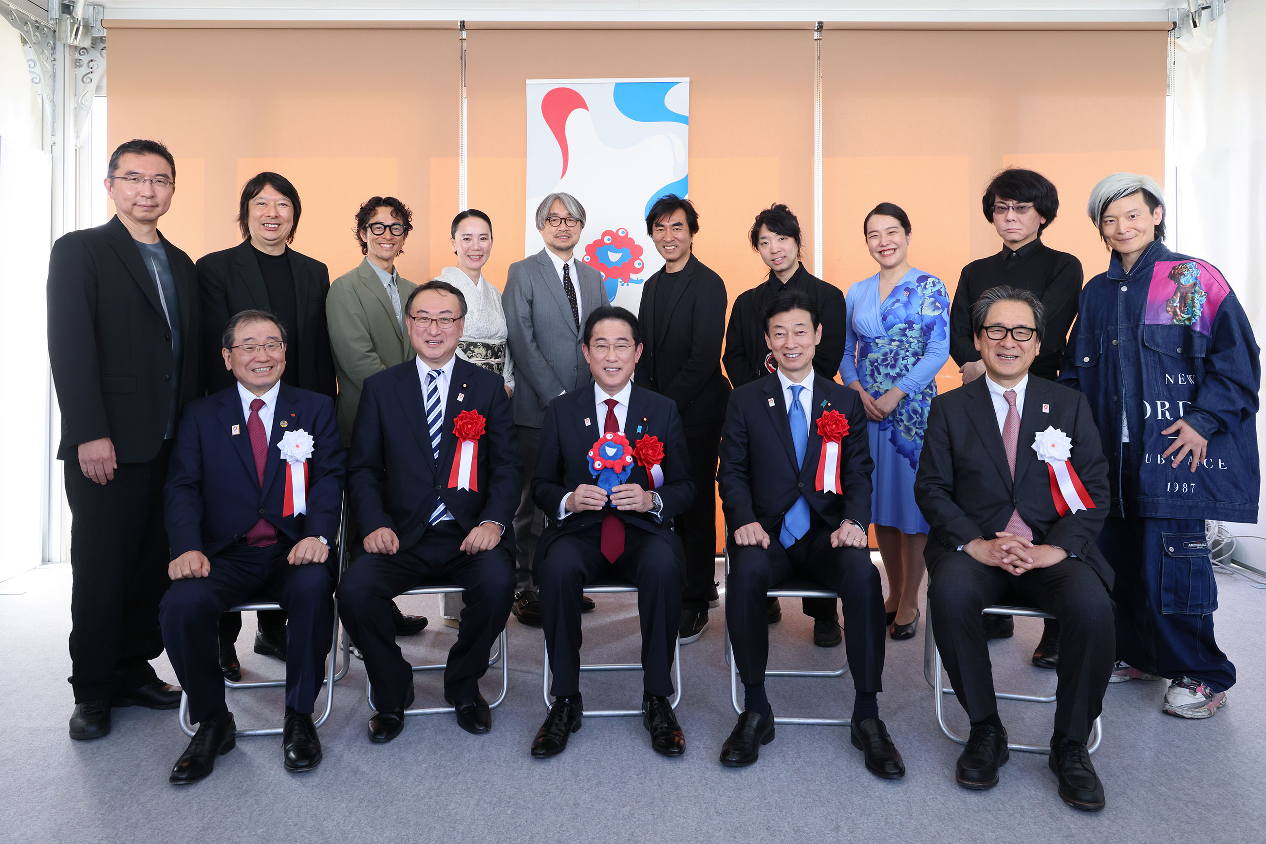 Prime Minister Kishida holding a commemorative photo session