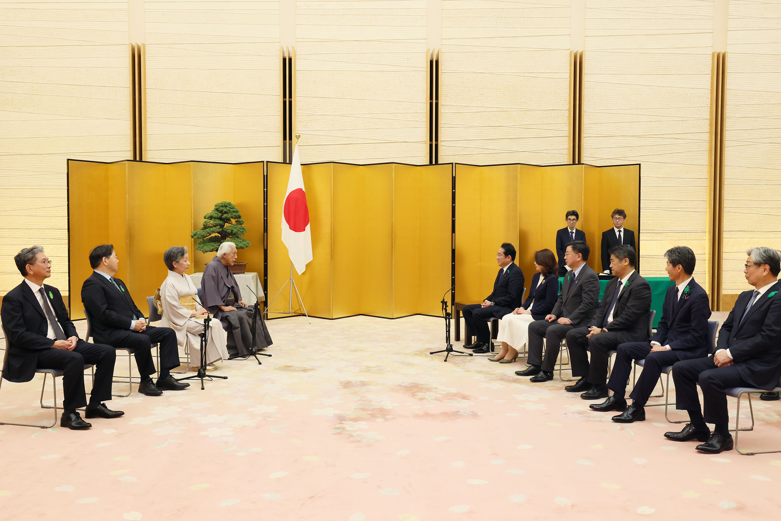 Prime Minister Kishida having conversation with the award recipient (1)