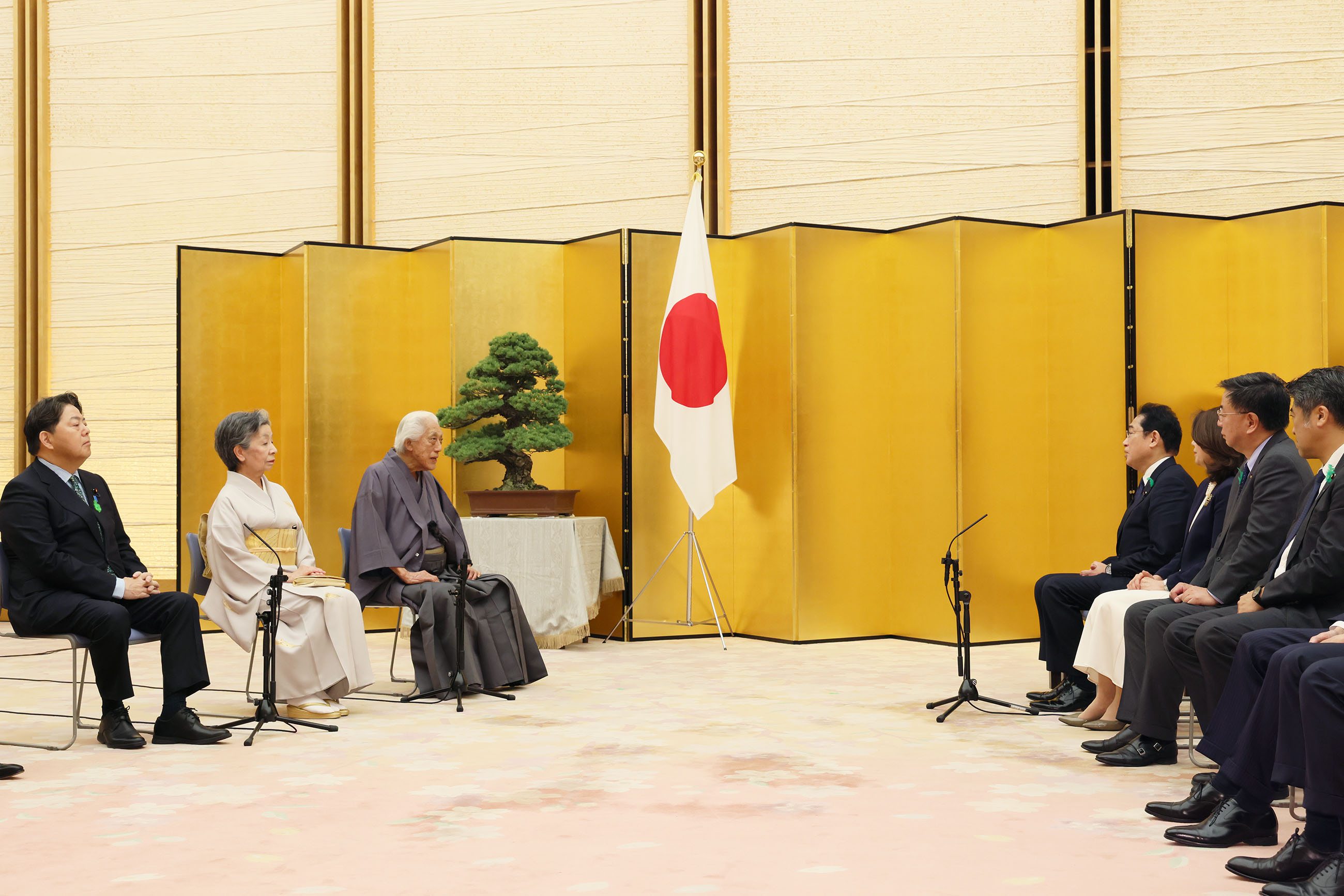 Prime Minister Kishida having conversation with the award recipient (2)