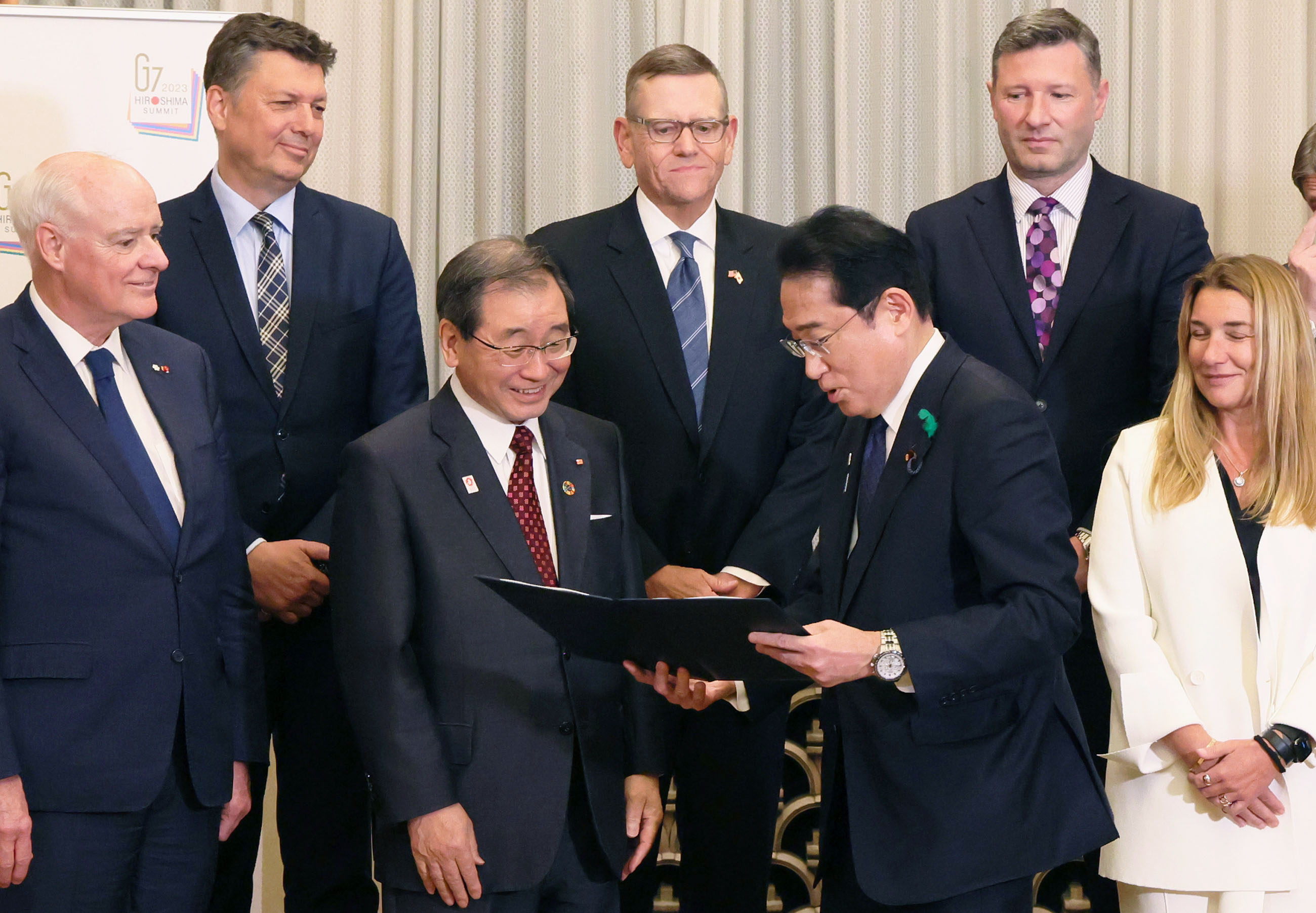 Prime Minister Kishida receiving a joint proposal (3)