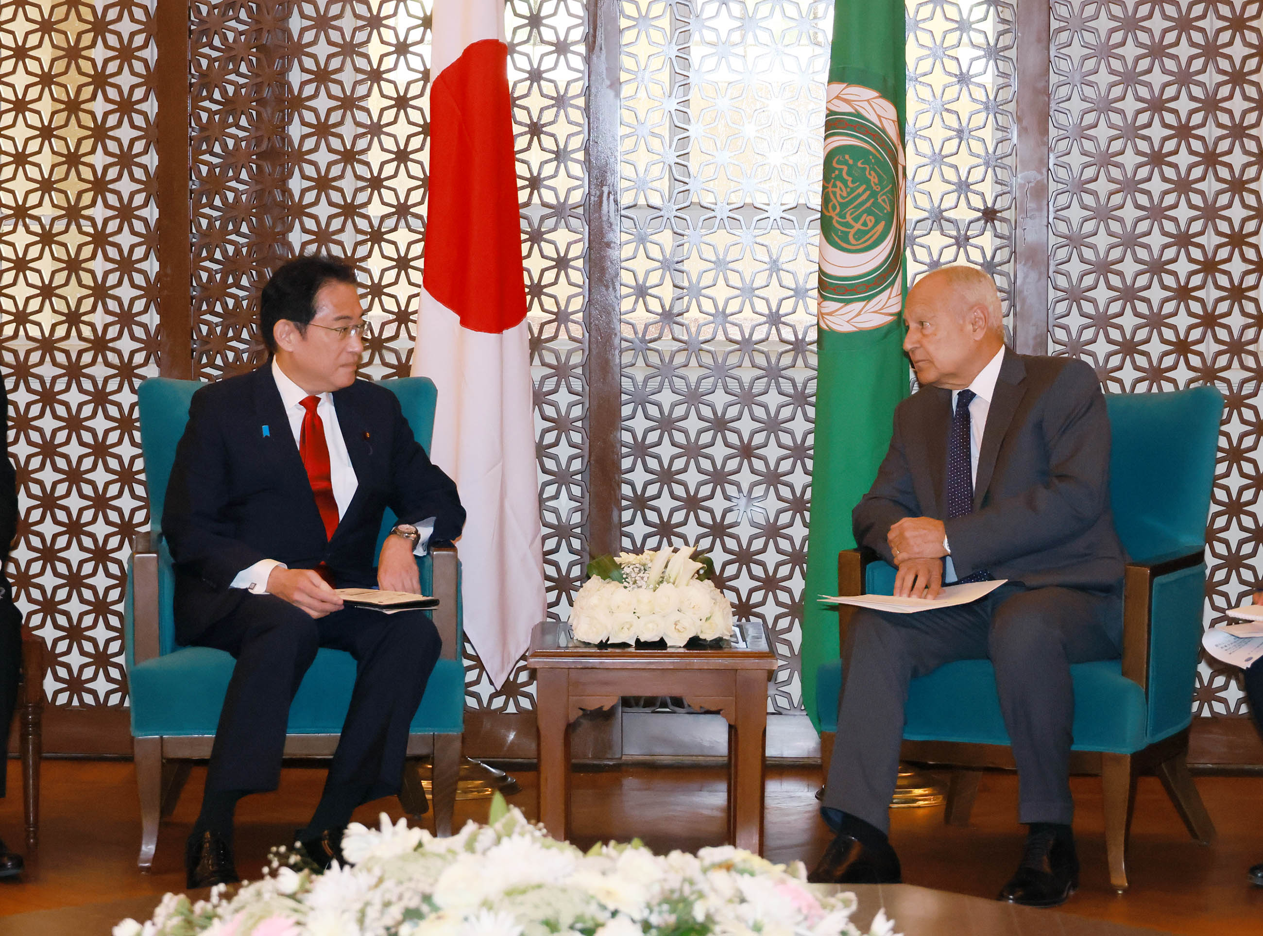 Talk between Prime Minister Kishida and Secretary General Aboul Gheit of the League of Arab States