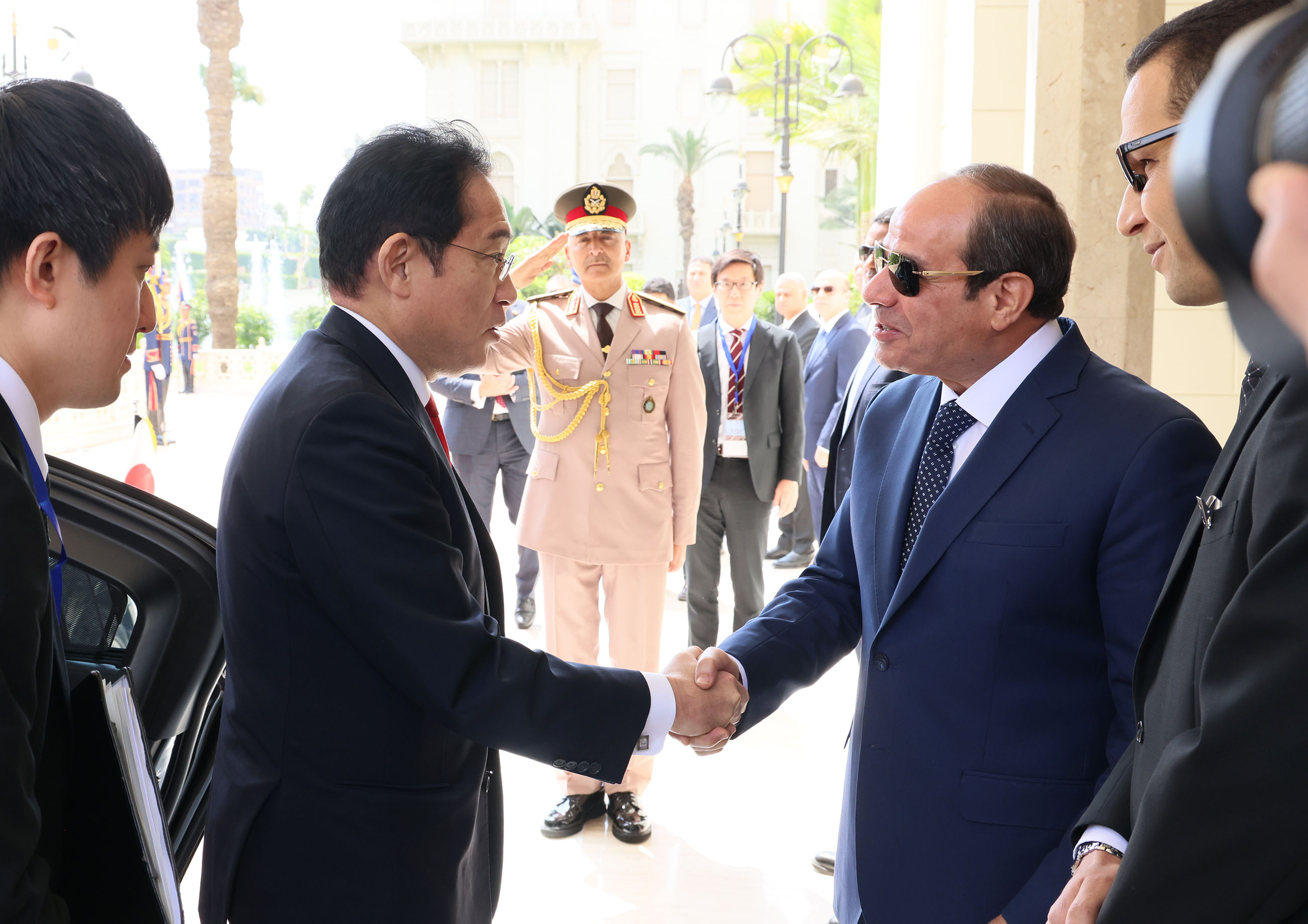 Prime Minister Kishida receiving greetings from President El-Sisi