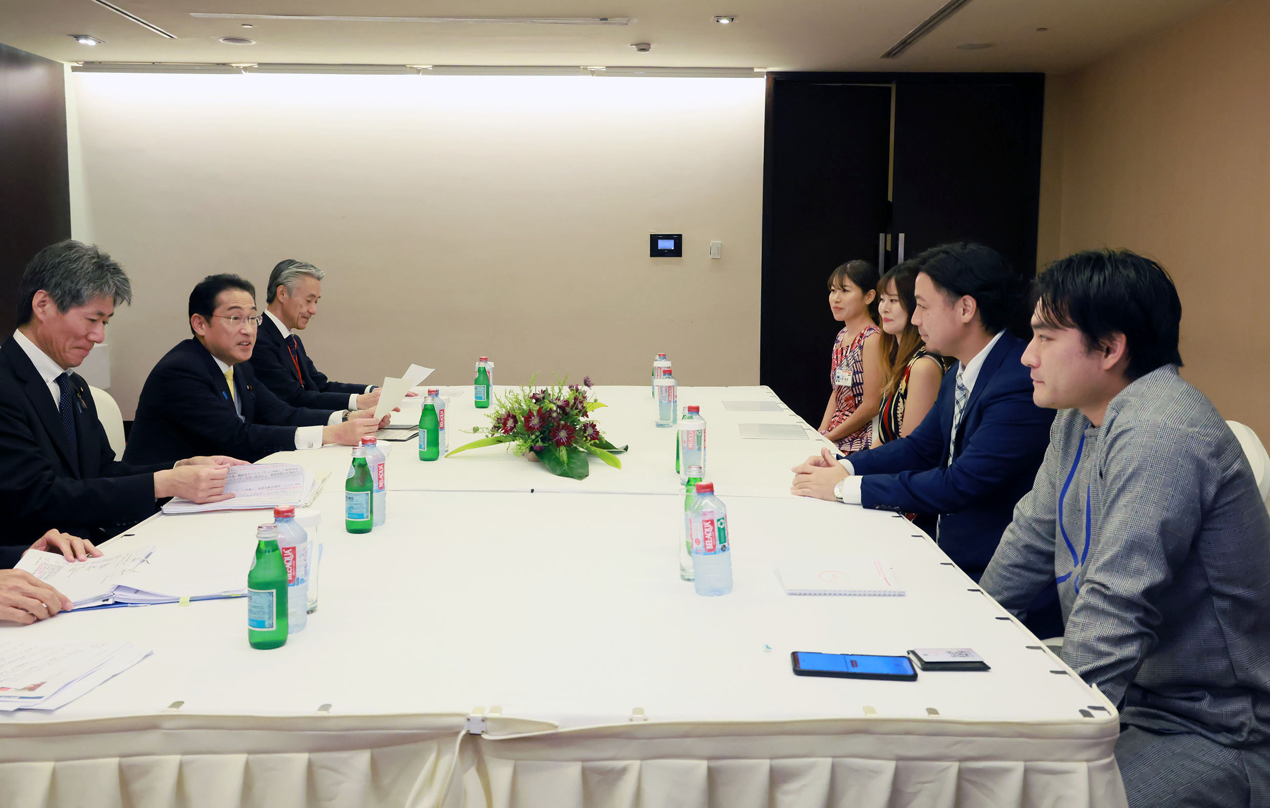 Prime Minister Kishida receiving a courtesy call from JICA Overseas Cooperation Volunteers and young entrepreneurs working in Ghana (2)