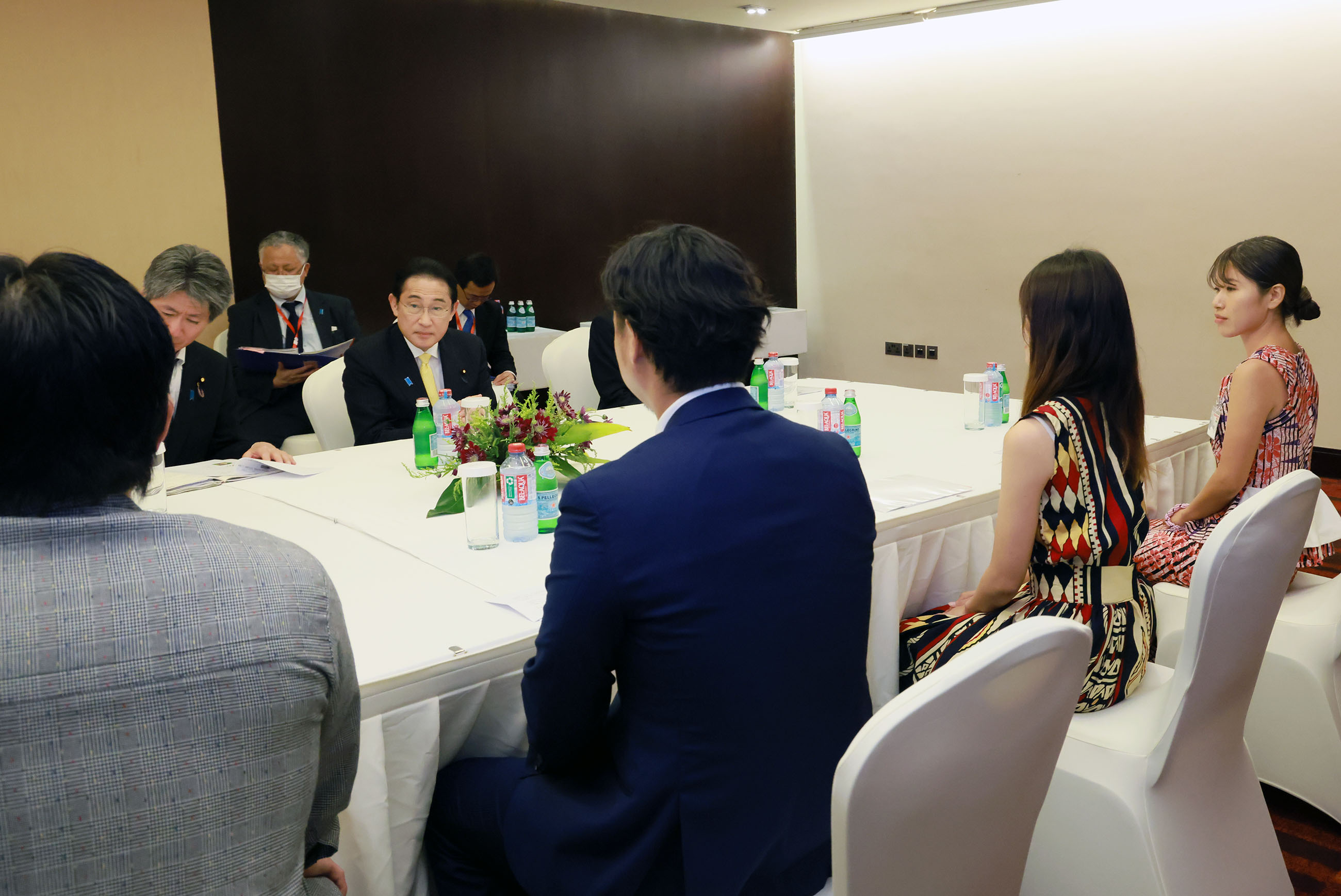 Prime Minister Kishida receiving a courtesy call from JICA Overseas Cooperation Volunteers and young entrepreneurs working in Ghana (3)