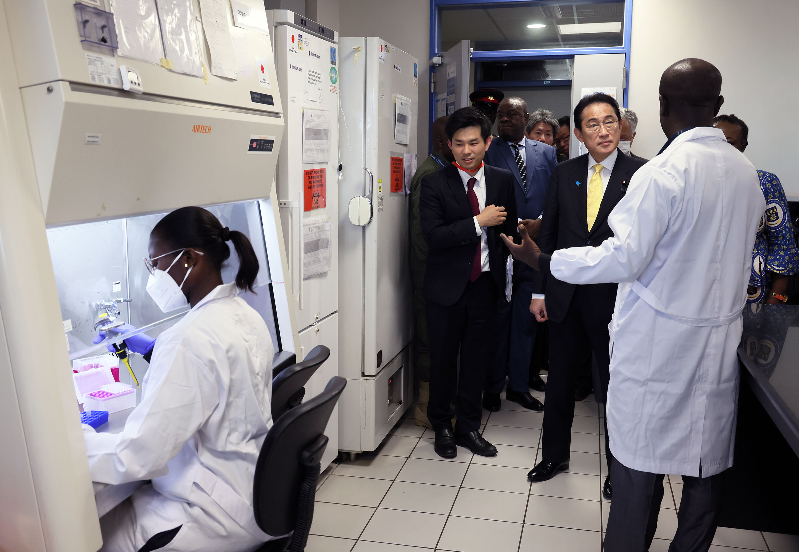 Prime Minister Kishida visiting the Noguchi Memorial Institute for Medical Research (2)