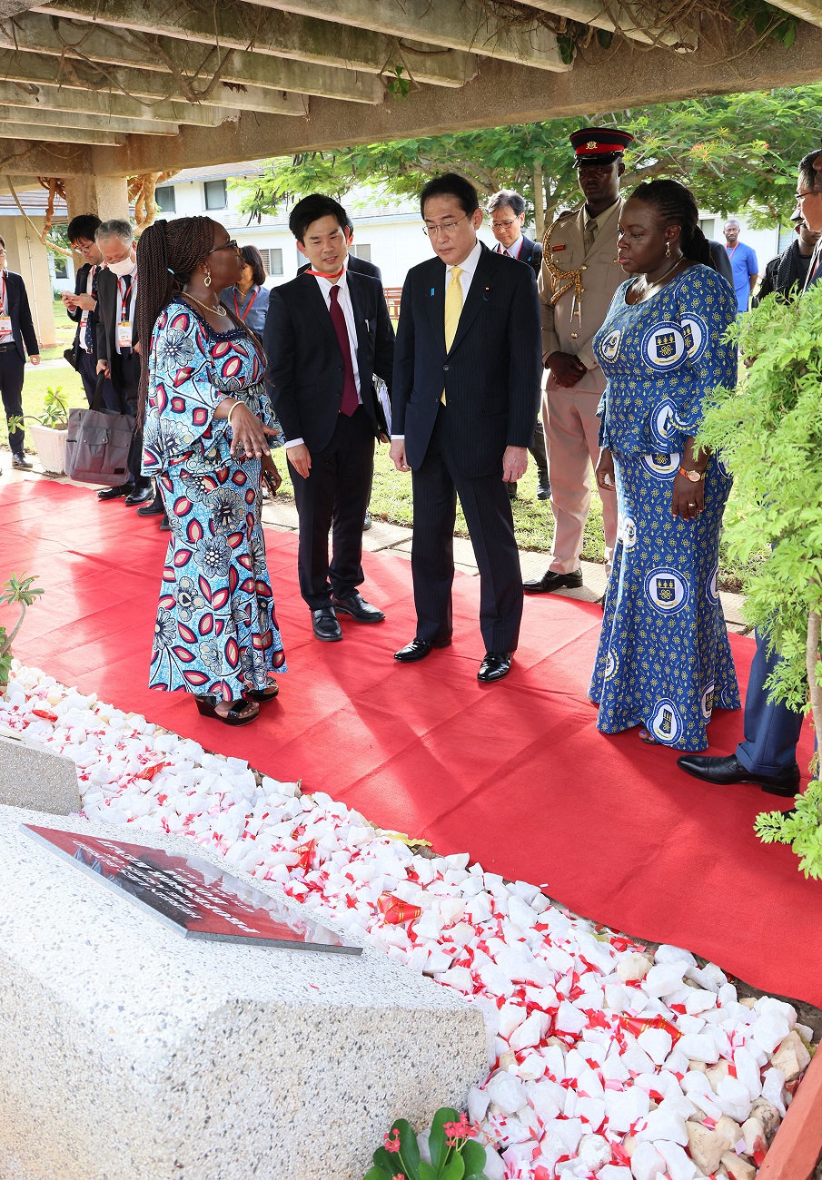 Prime Minister Kishida visiting the Noguchi Memorial Institute for Medical Research (5)