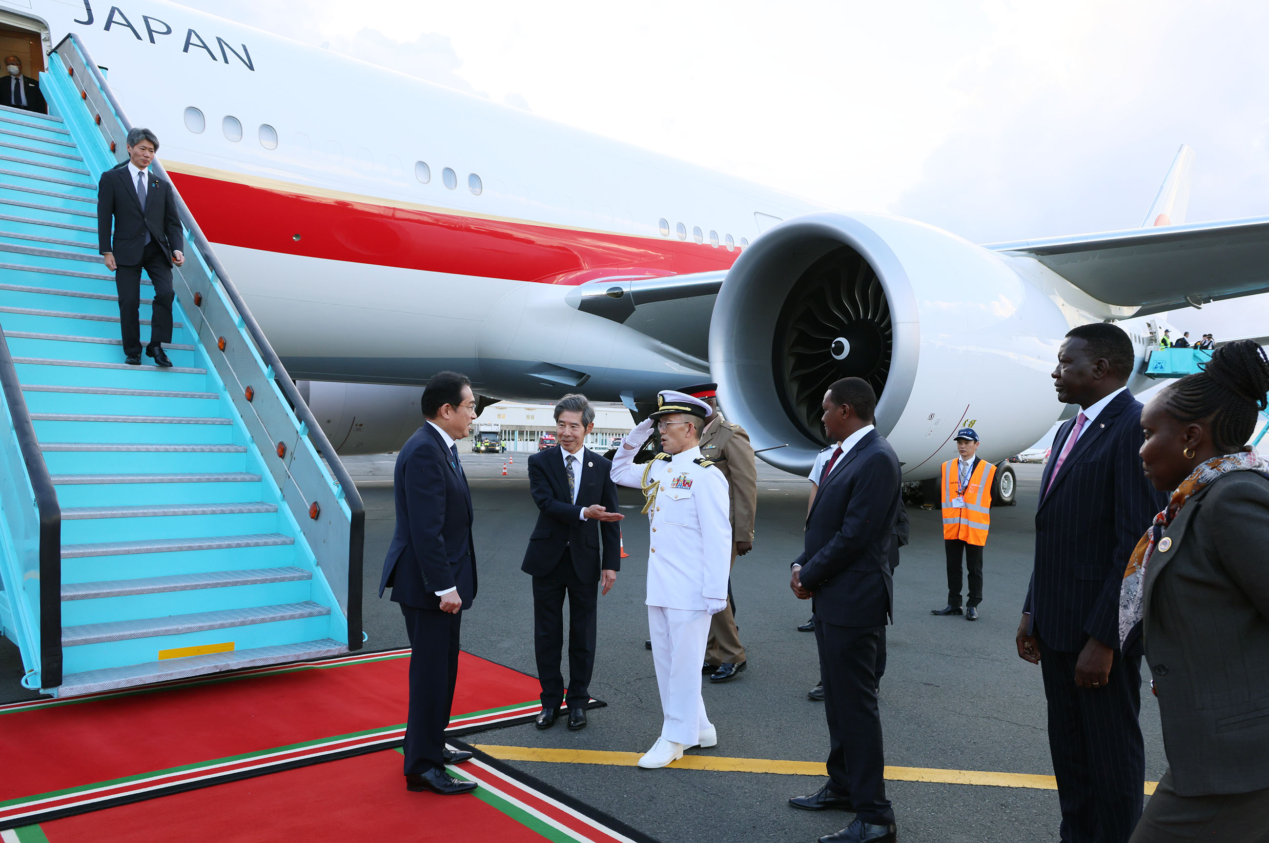 Prime Minister Kishida arriving in Kenya (1)