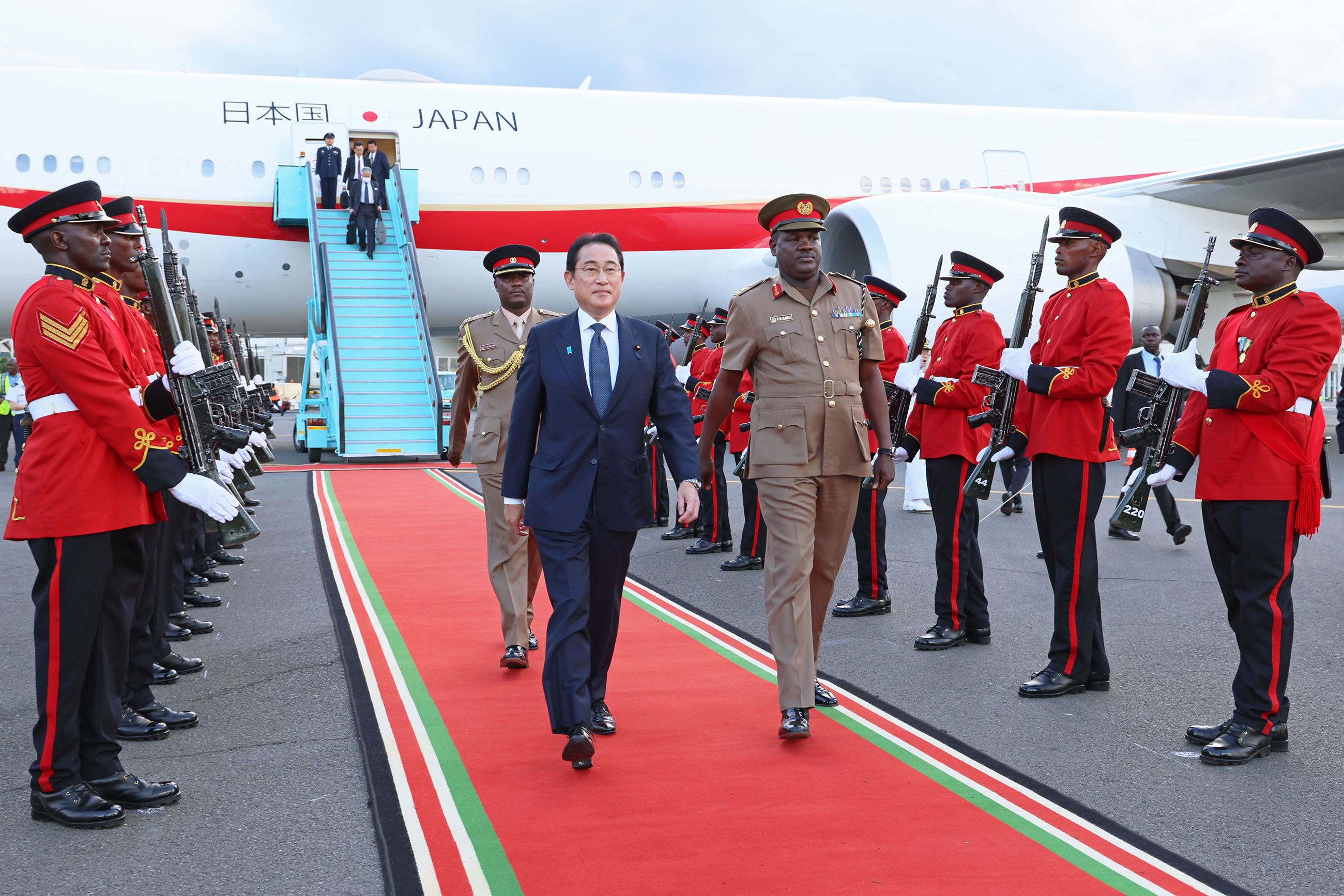 Prime Minister Kishida arriving in Kenya (2)