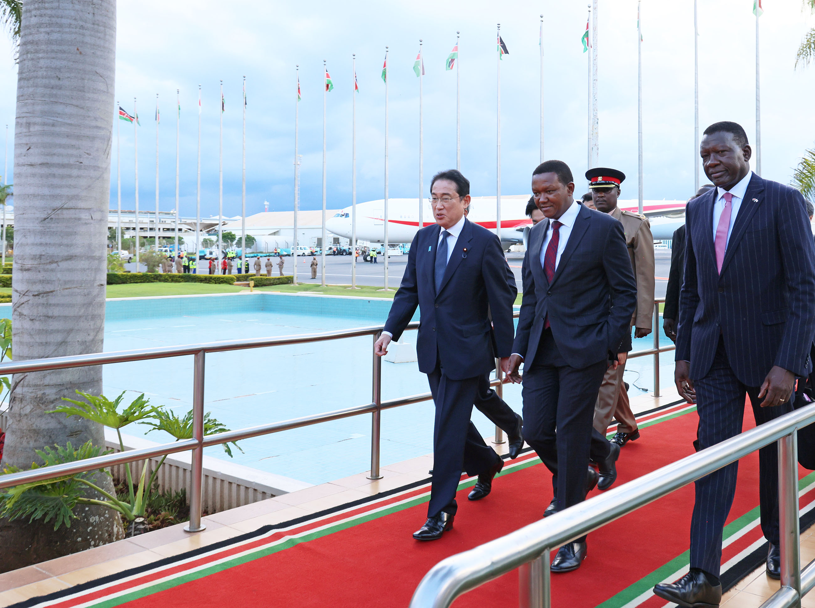 Prime Minister Kishida arriving in Kenya (3)
