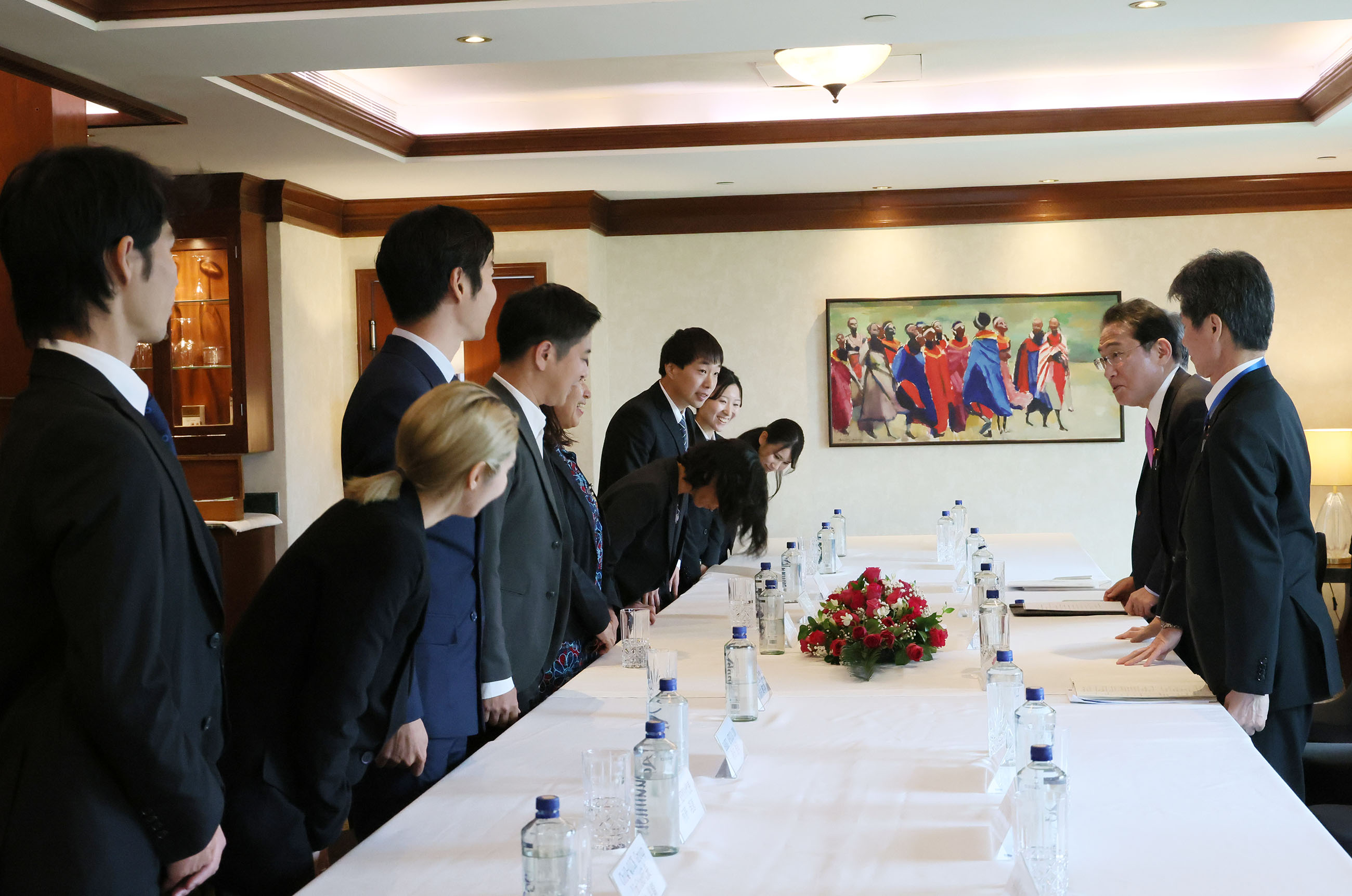 Prime Minister Kishida receiving a courtesy call from JICA Overseas Cooperation Volunteers and young entrepreneurs (1)