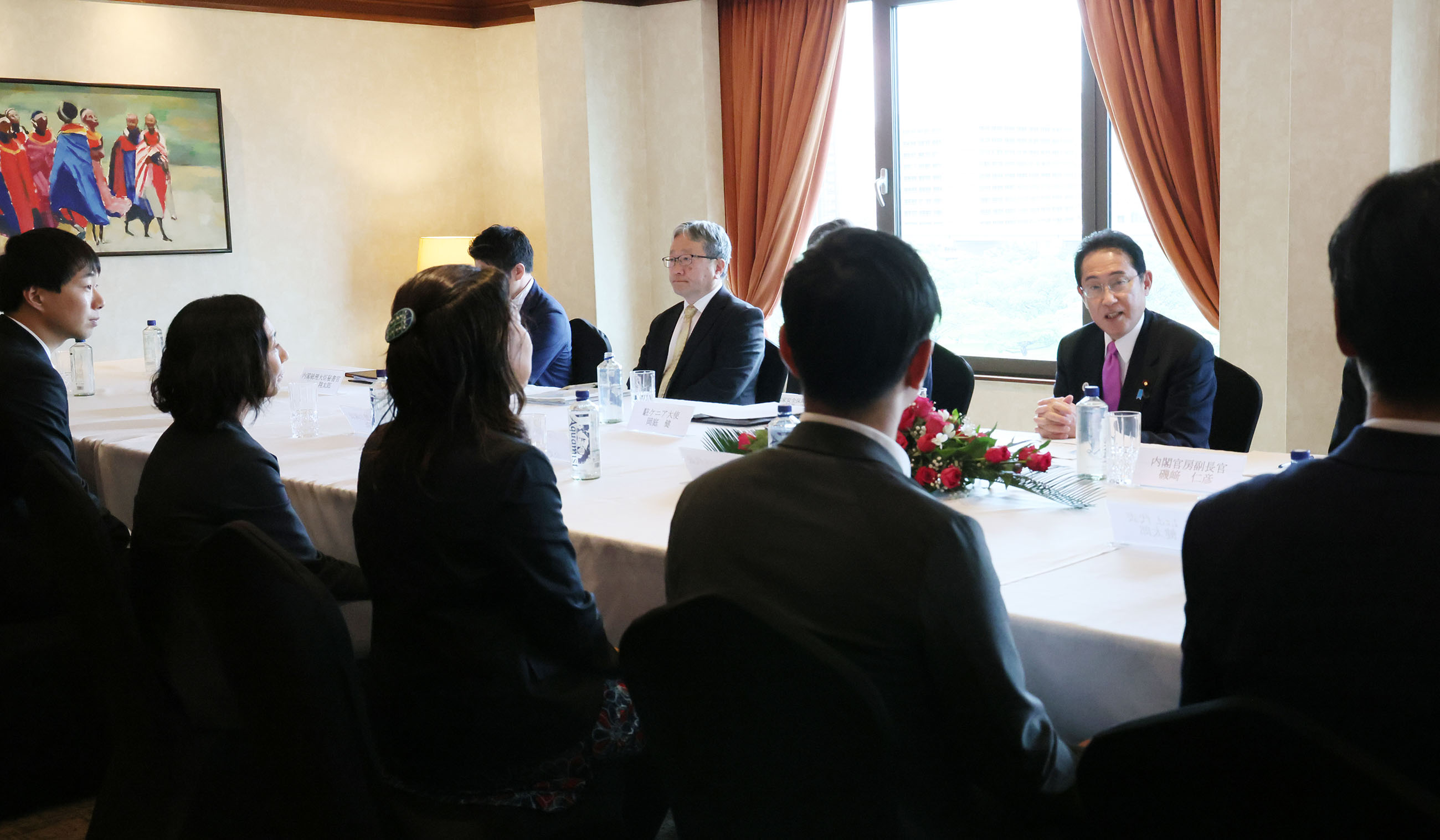Prime Minister Kishida receiving a courtesy call from JICA Overseas Cooperation Volunteers and young entrepreneurs (2)