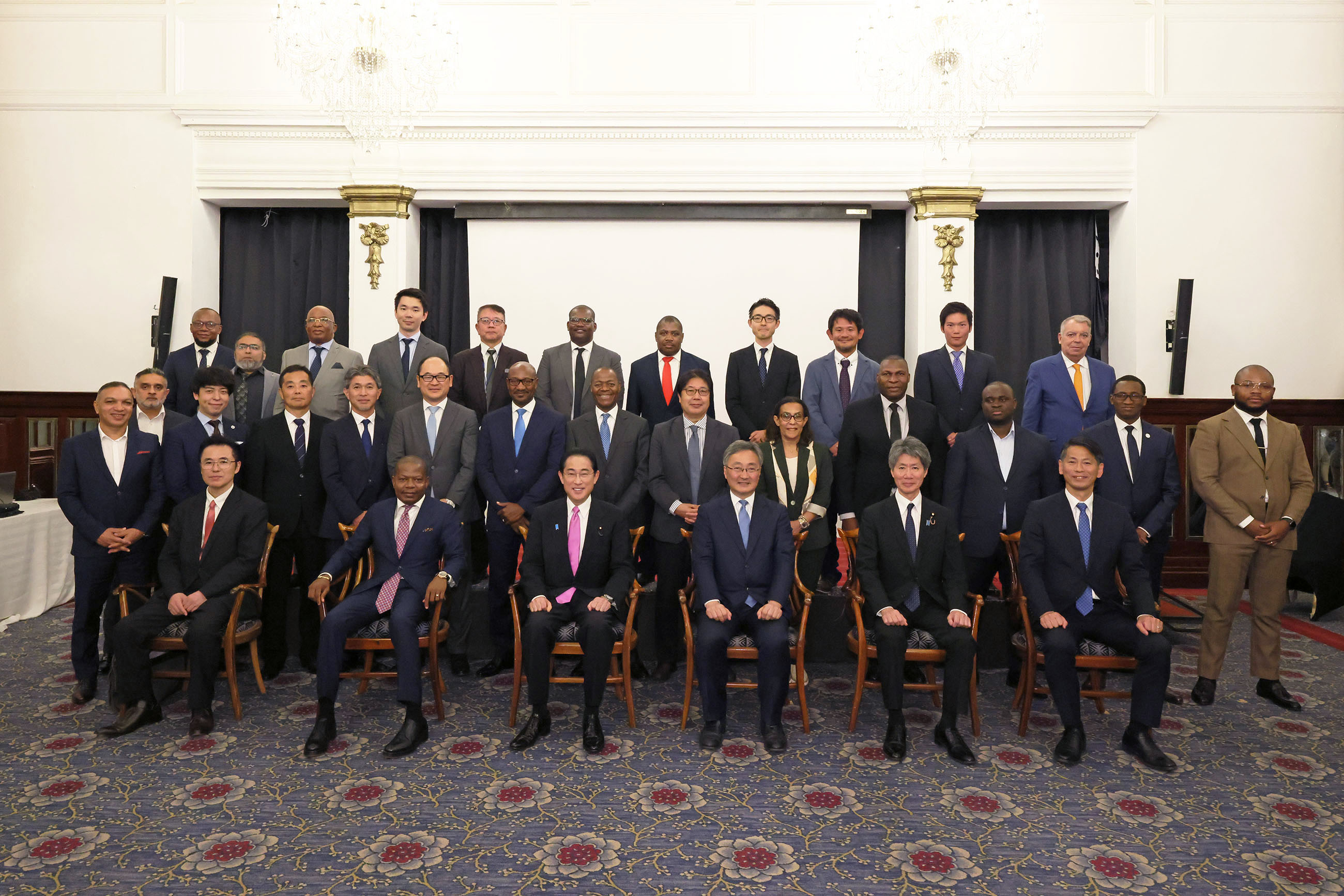Commemorative photo session at the Japan-Mozambique Business Exchange Meeting (1)