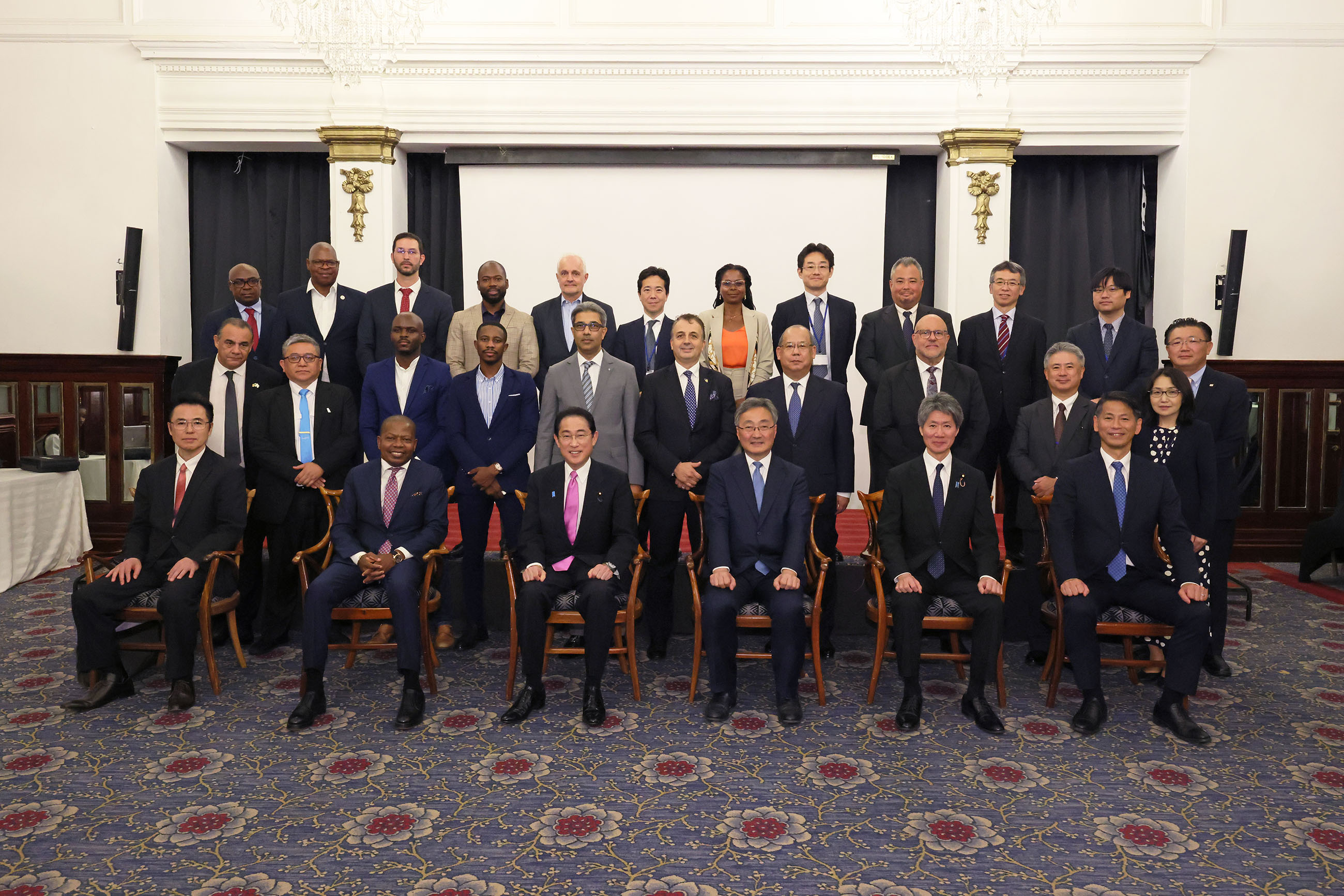Commemorative photo session at the Japan-Mozambique Business Exchange Meeting (2)