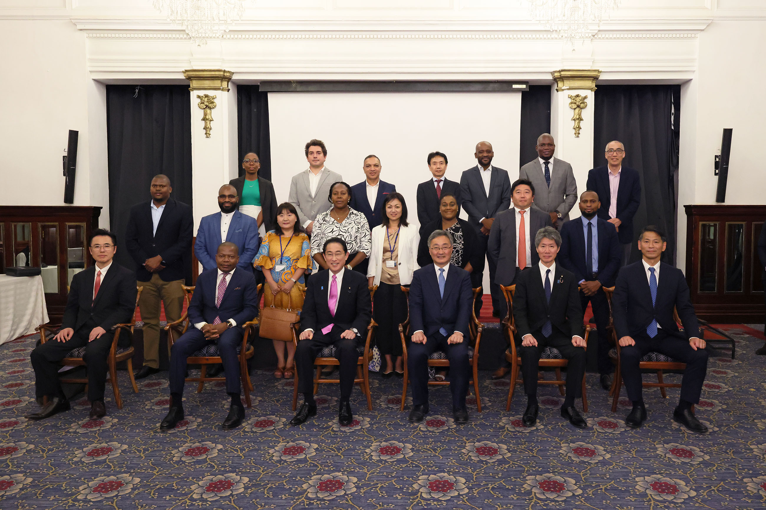 Commemorative photo session at the Japan-Mozambique Business Exchange Meeting (4)