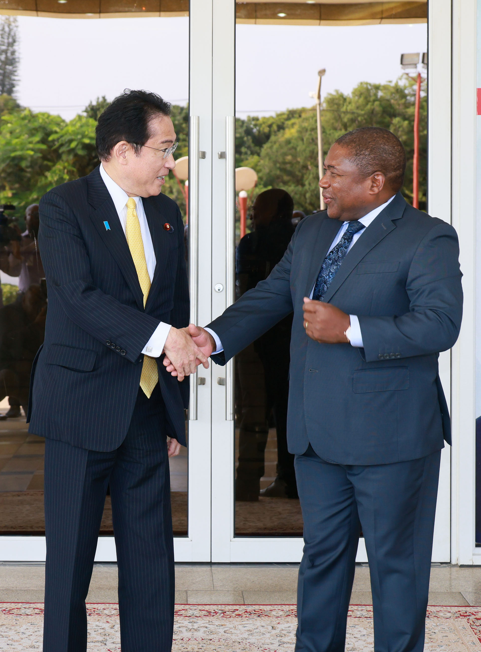 Prime Minister Kishida receiving greetings from President Nyusi (1)