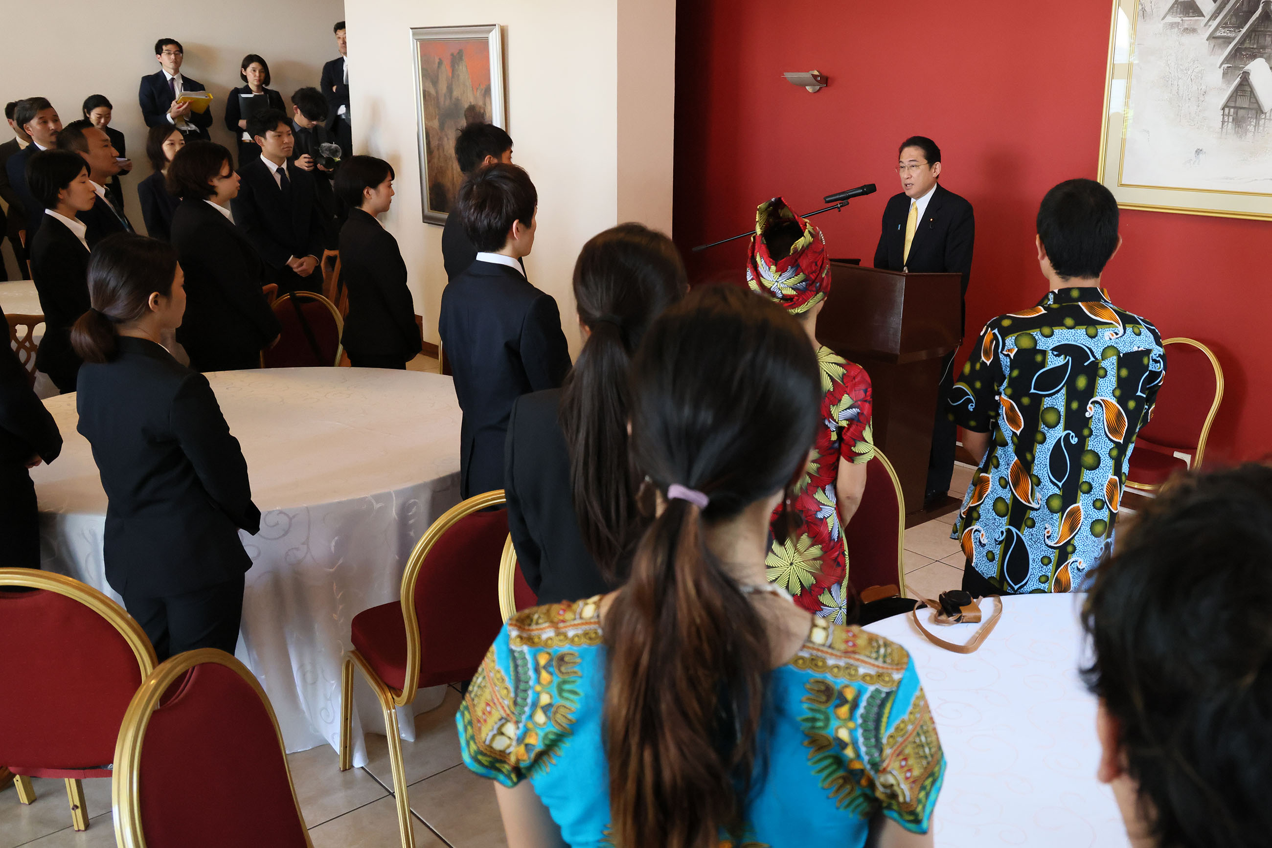 Prime Minister Kishida receiving a courtesy call from young JICA Overseas Cooperation Volunteers and others (2)
