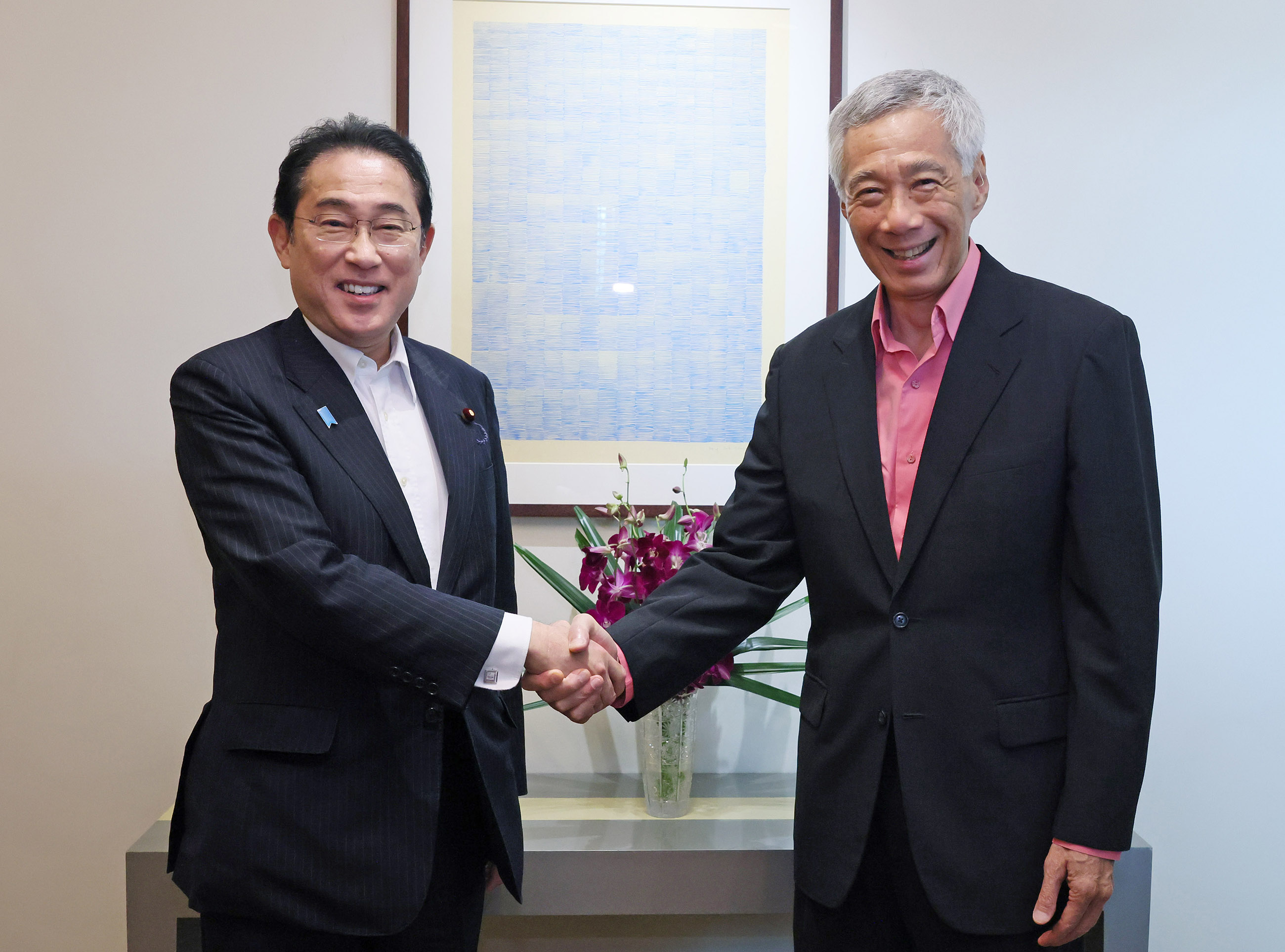 Prime Minister Kishida receiving greetings from Prime Minister Lee
