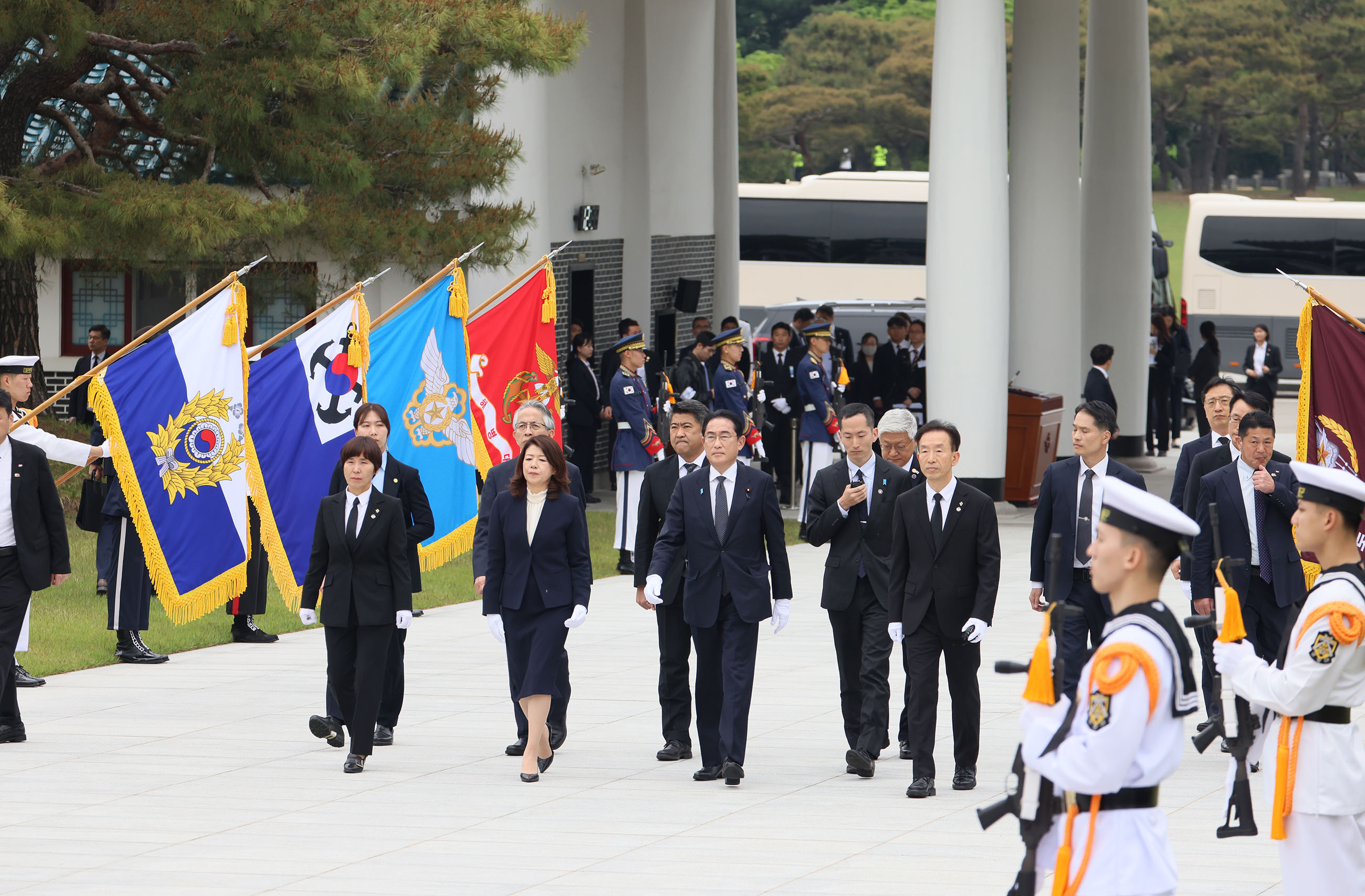 Prime Minister Kishida visiting the Seoul National Cemetery (1)