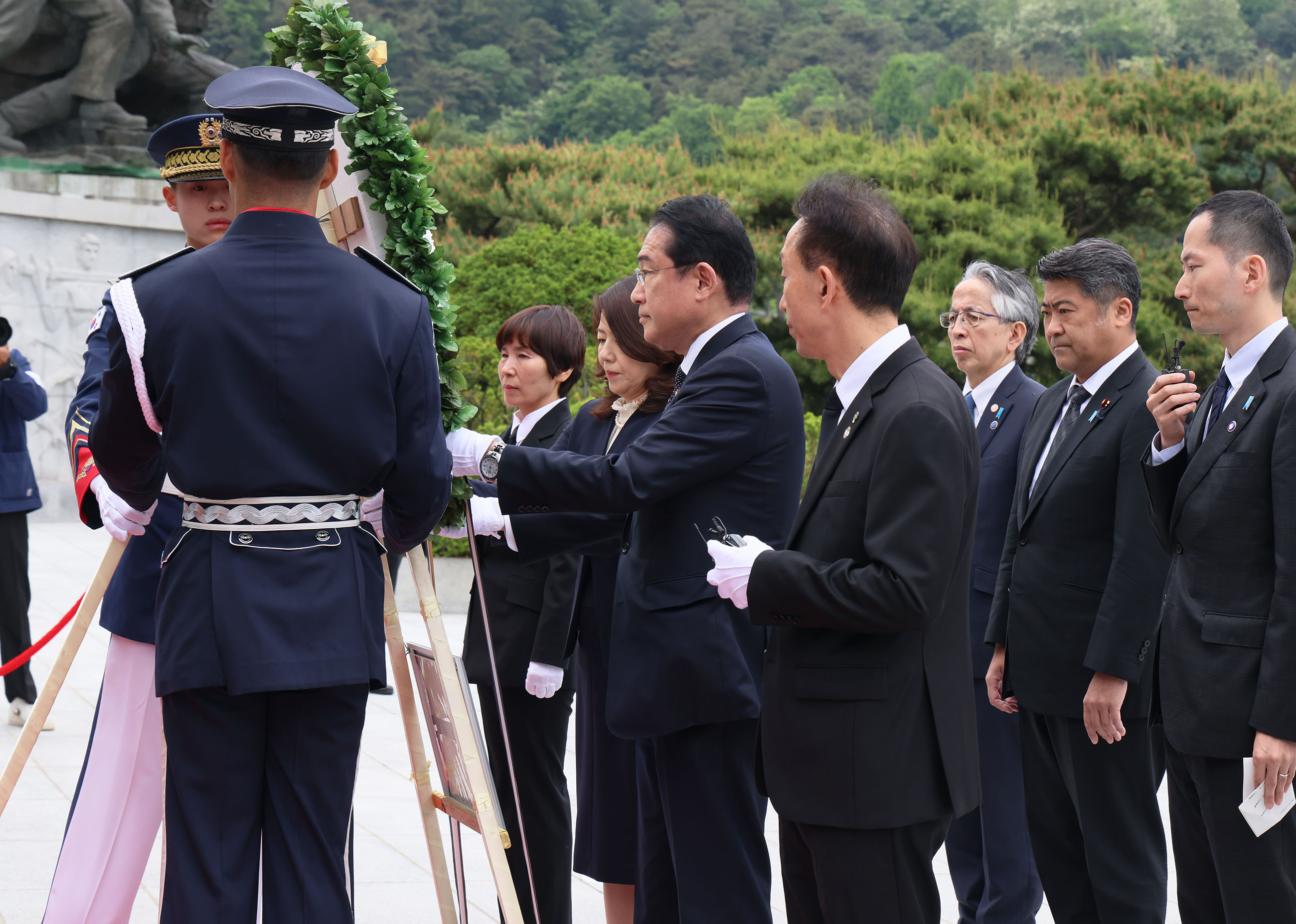 Prime Minister Kishida visiting the Seoul National Cemetery (2)