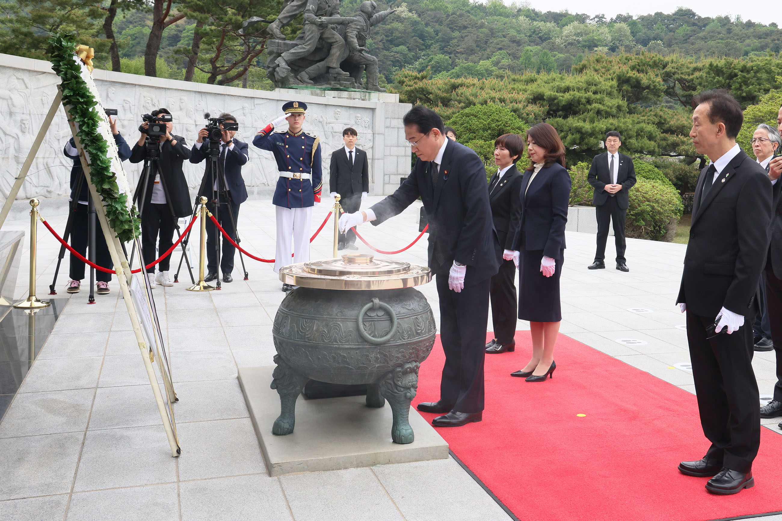Prime Minister Kishida visiting the Seoul National Cemetery (3)