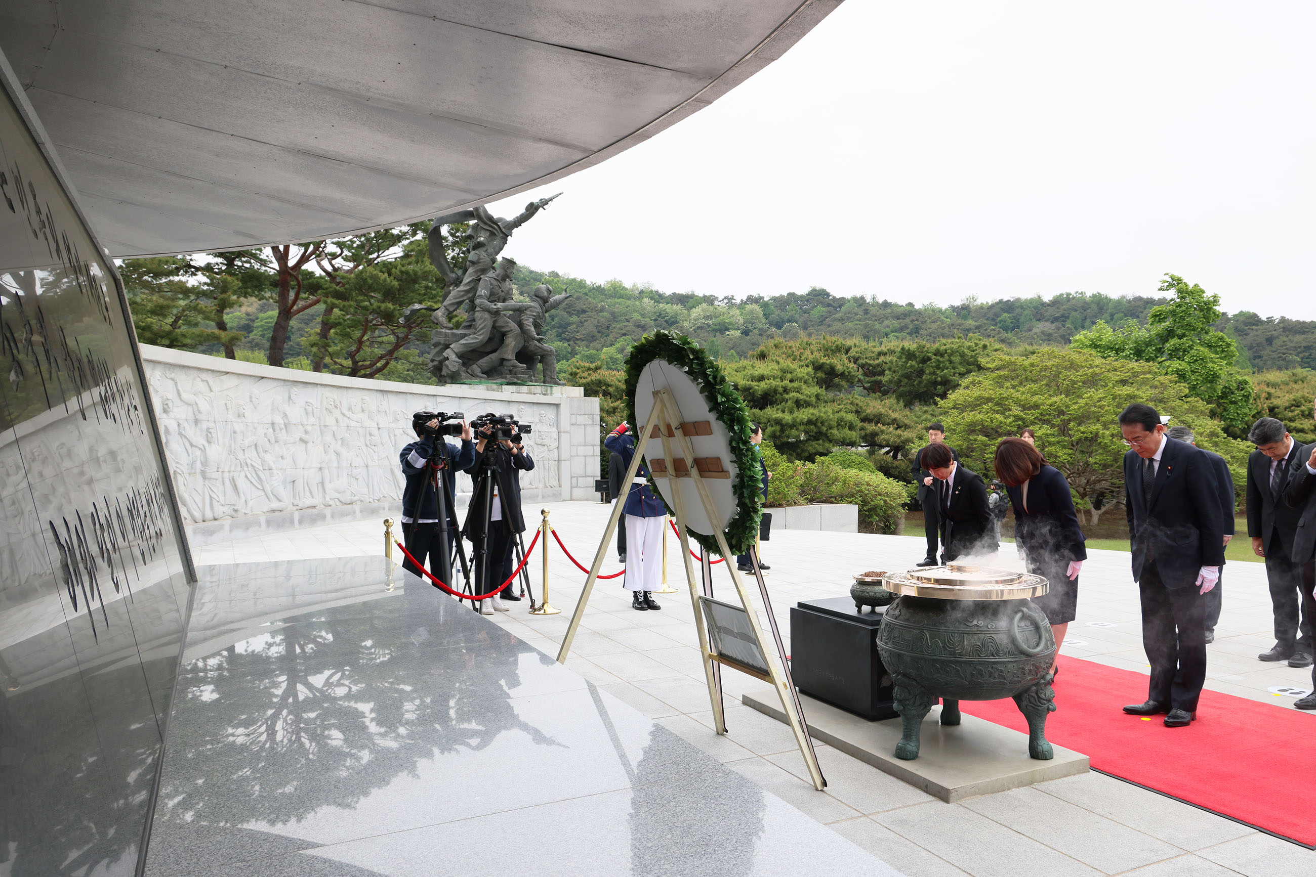 Prime Minister Kishida visiting the Seoul National Cemetery (4)