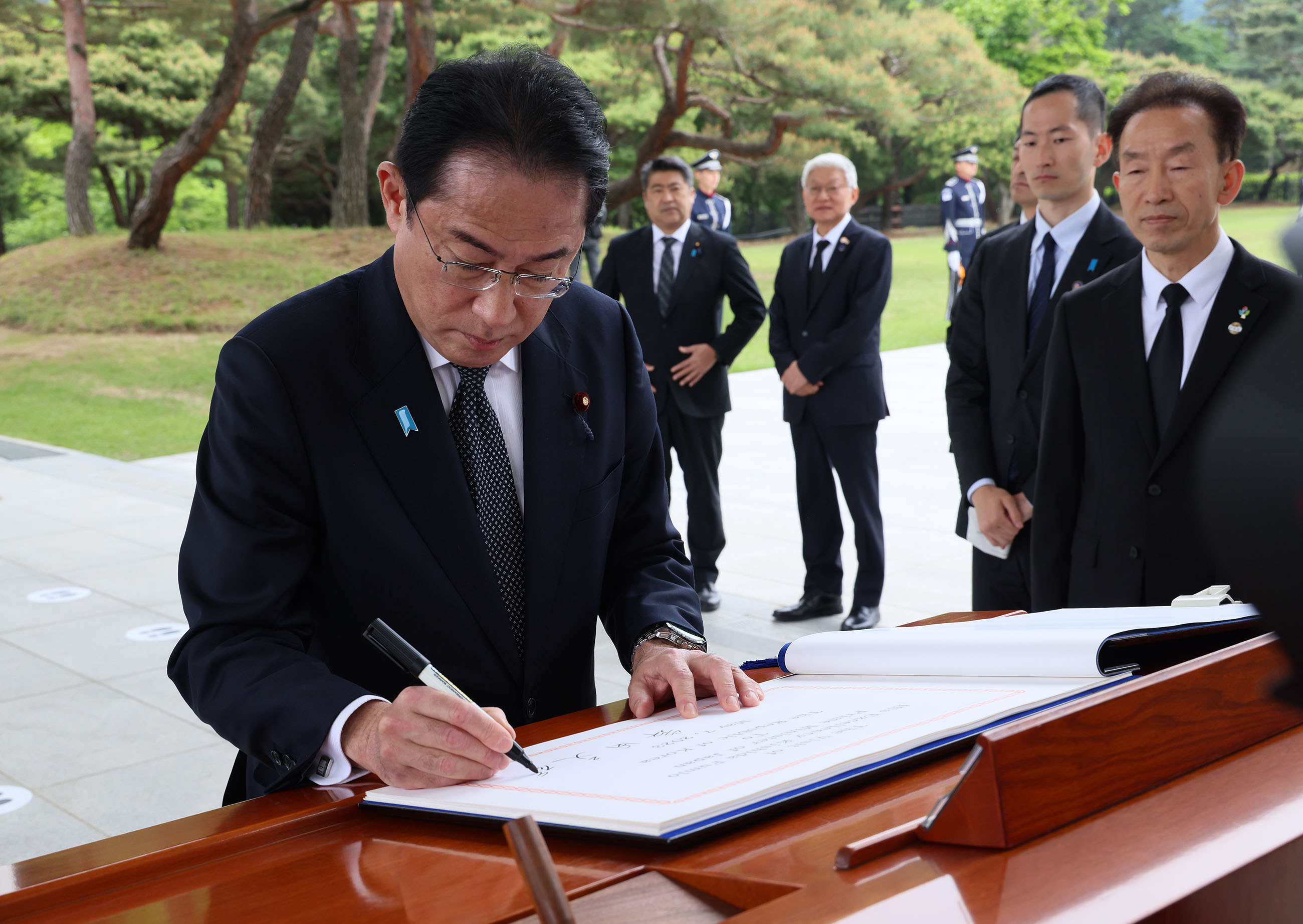 Prime Minister Kishida visiting the Seoul National Cemetery (6)