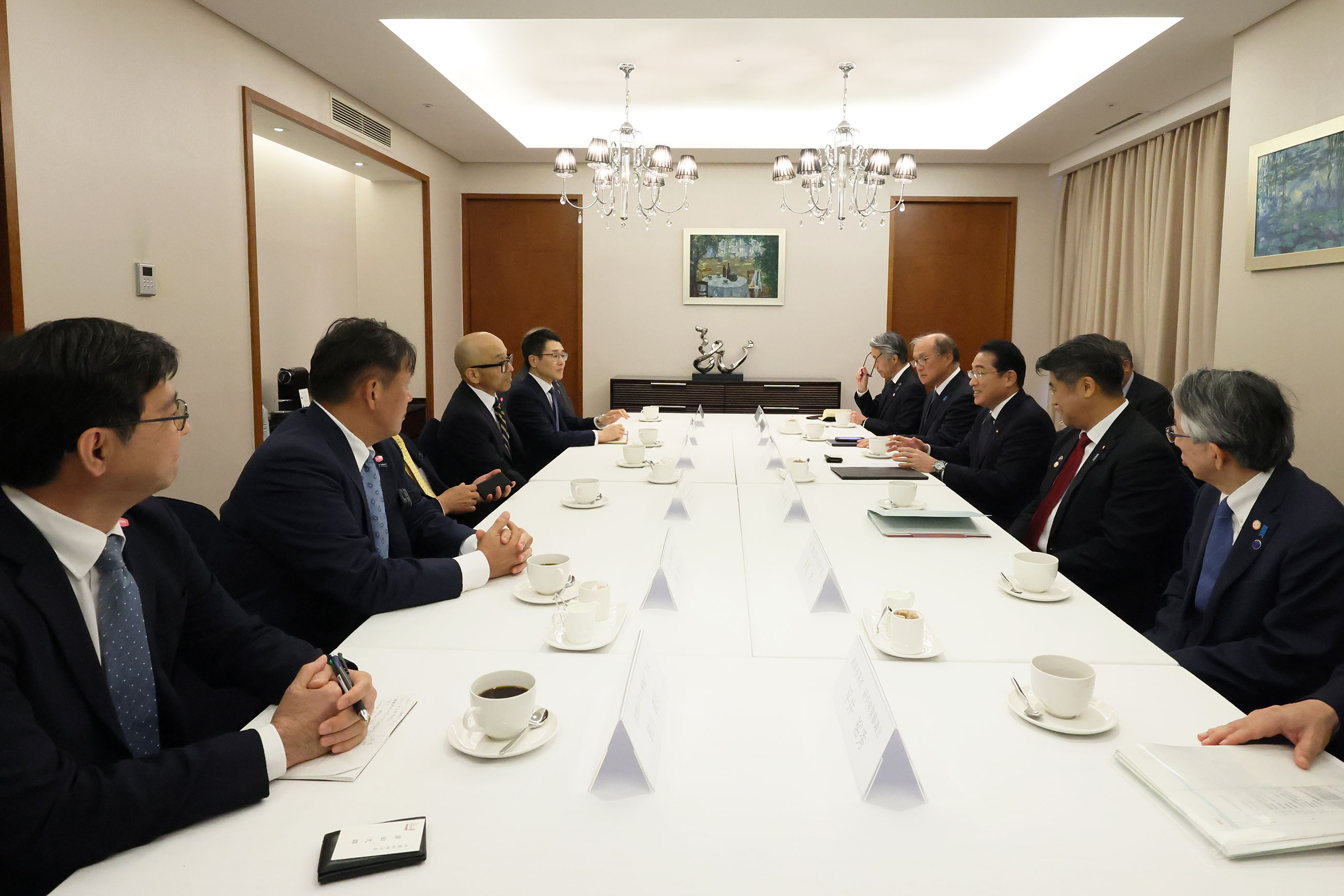 Prime Minister Kishida having a talk with members of Japanese companies (1)