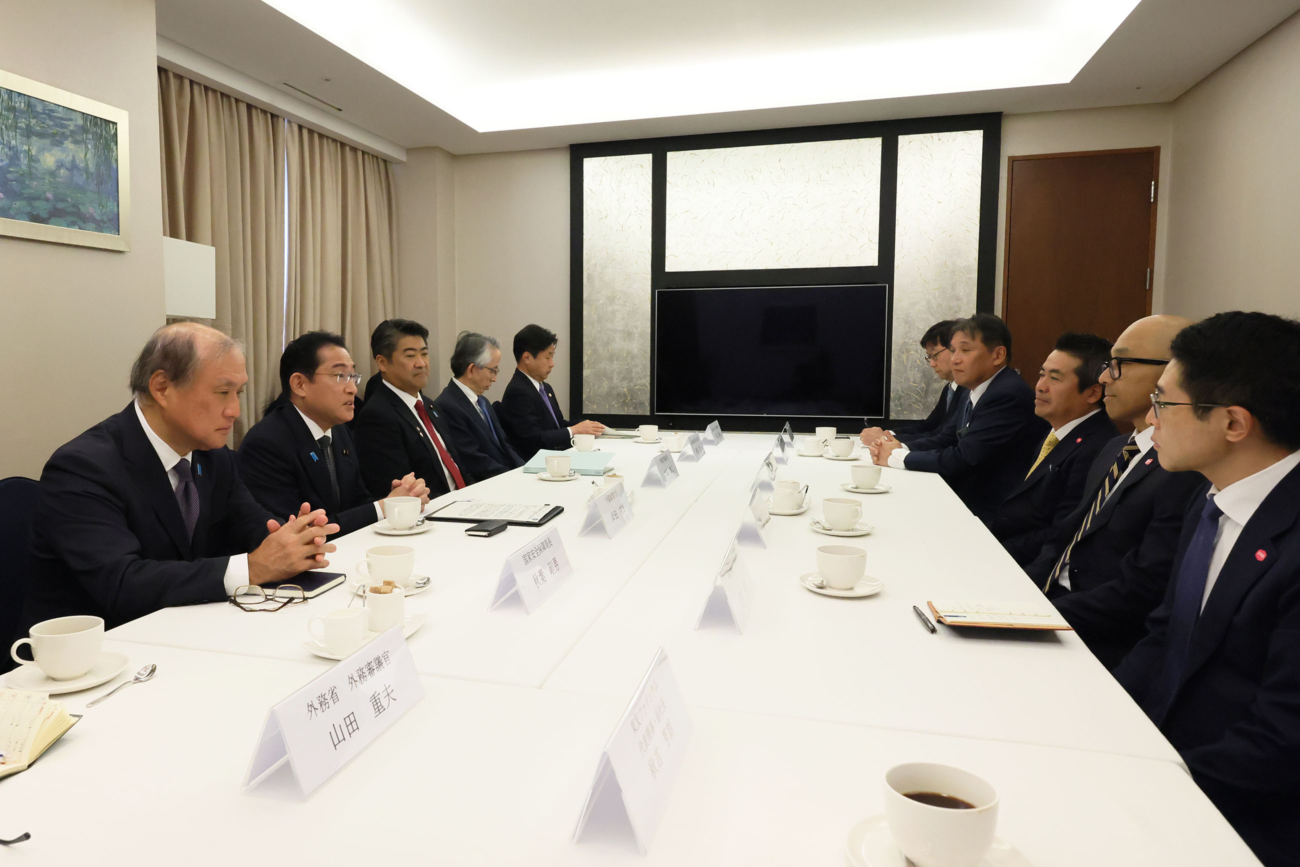 Prime Minister Kishida having a talk with members of Japanese companies (2)