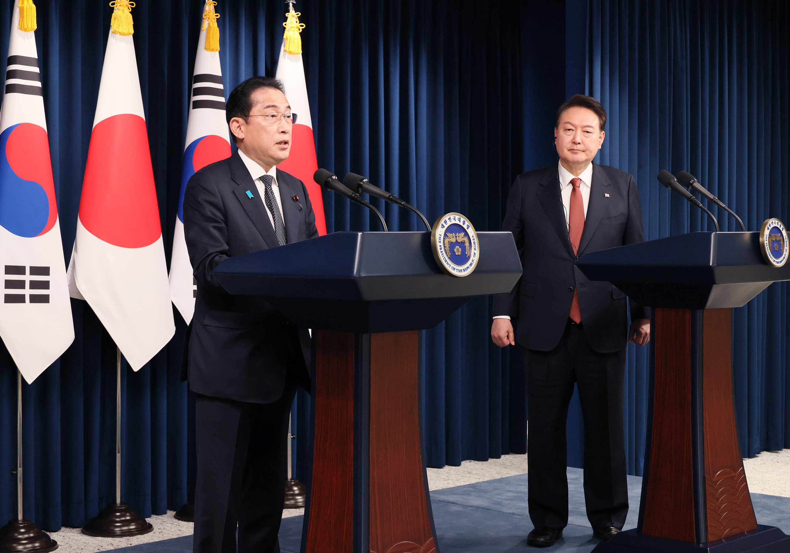 Japan-ROK joint press conference (1)