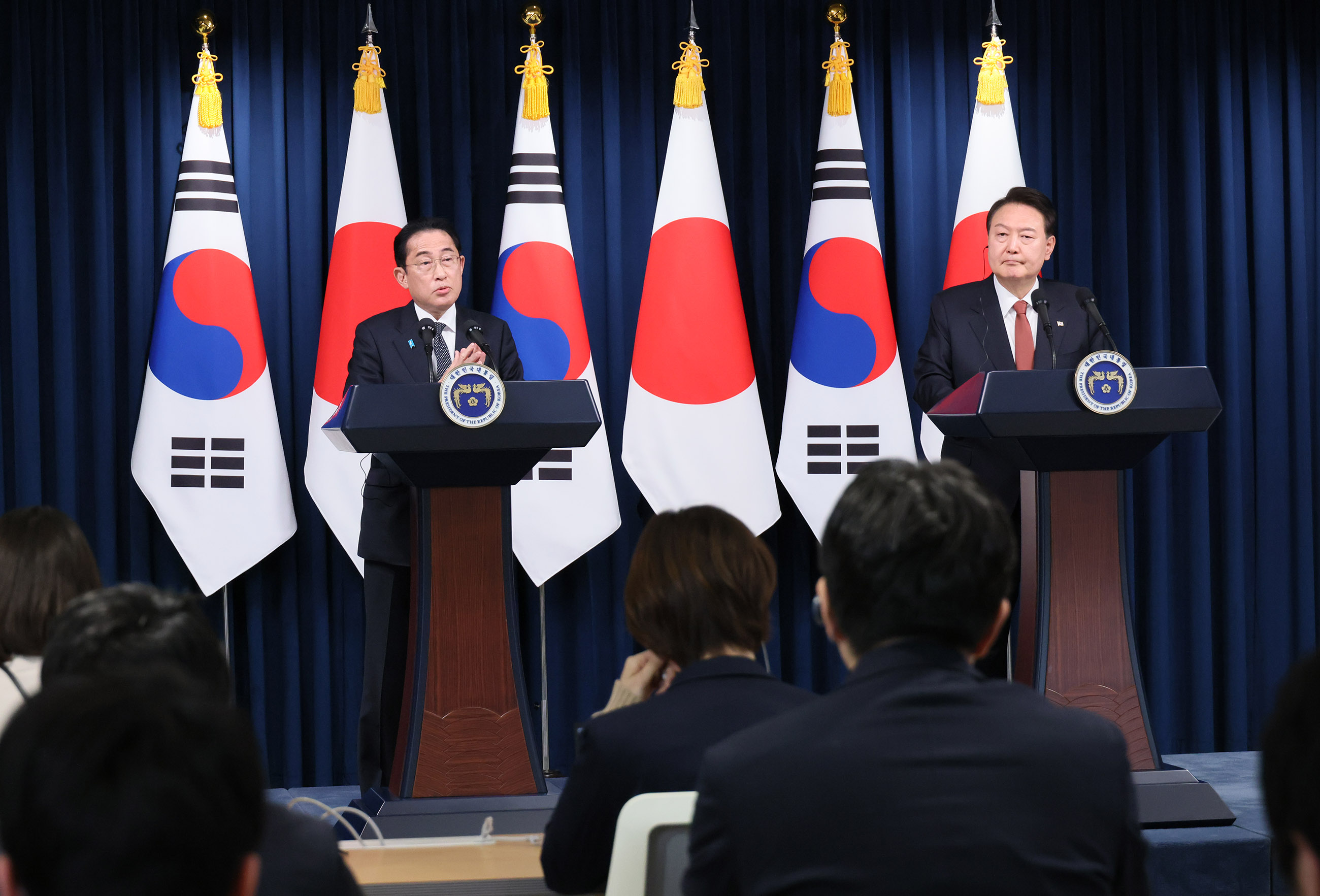 Japan-ROK joint press conference (2)