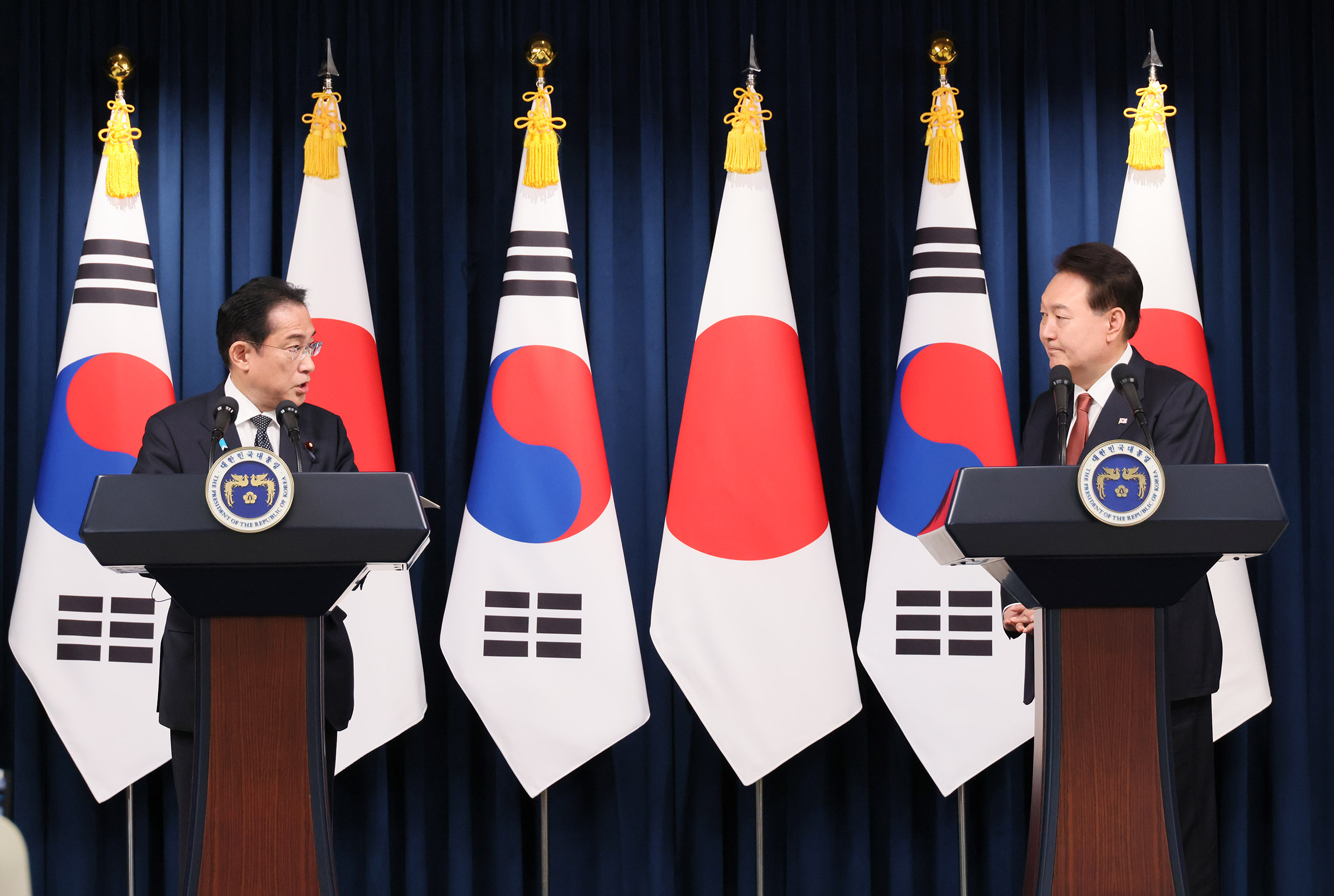 Japan-ROK joint press conference (4)