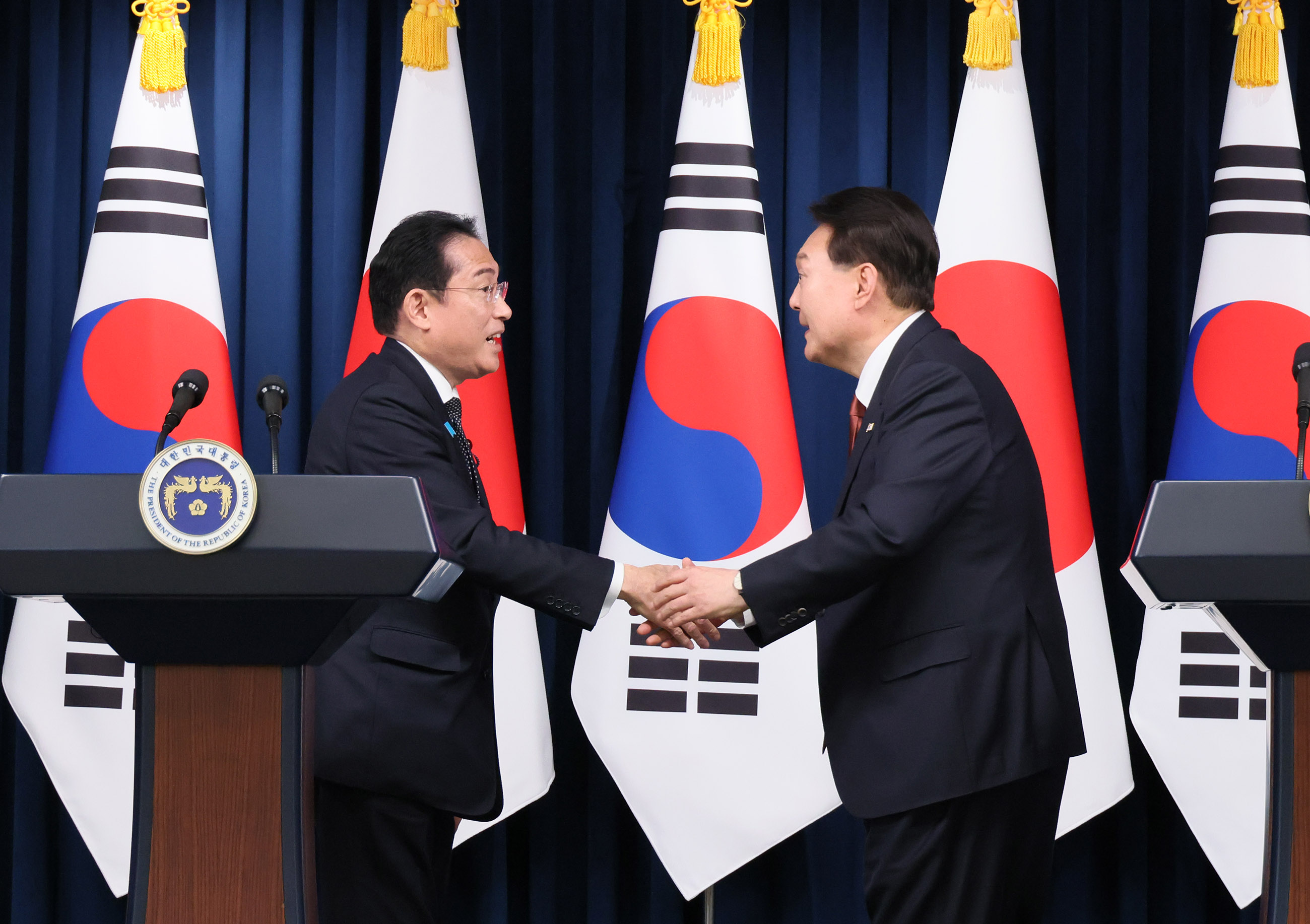 Japan-ROK joint press conference (5)