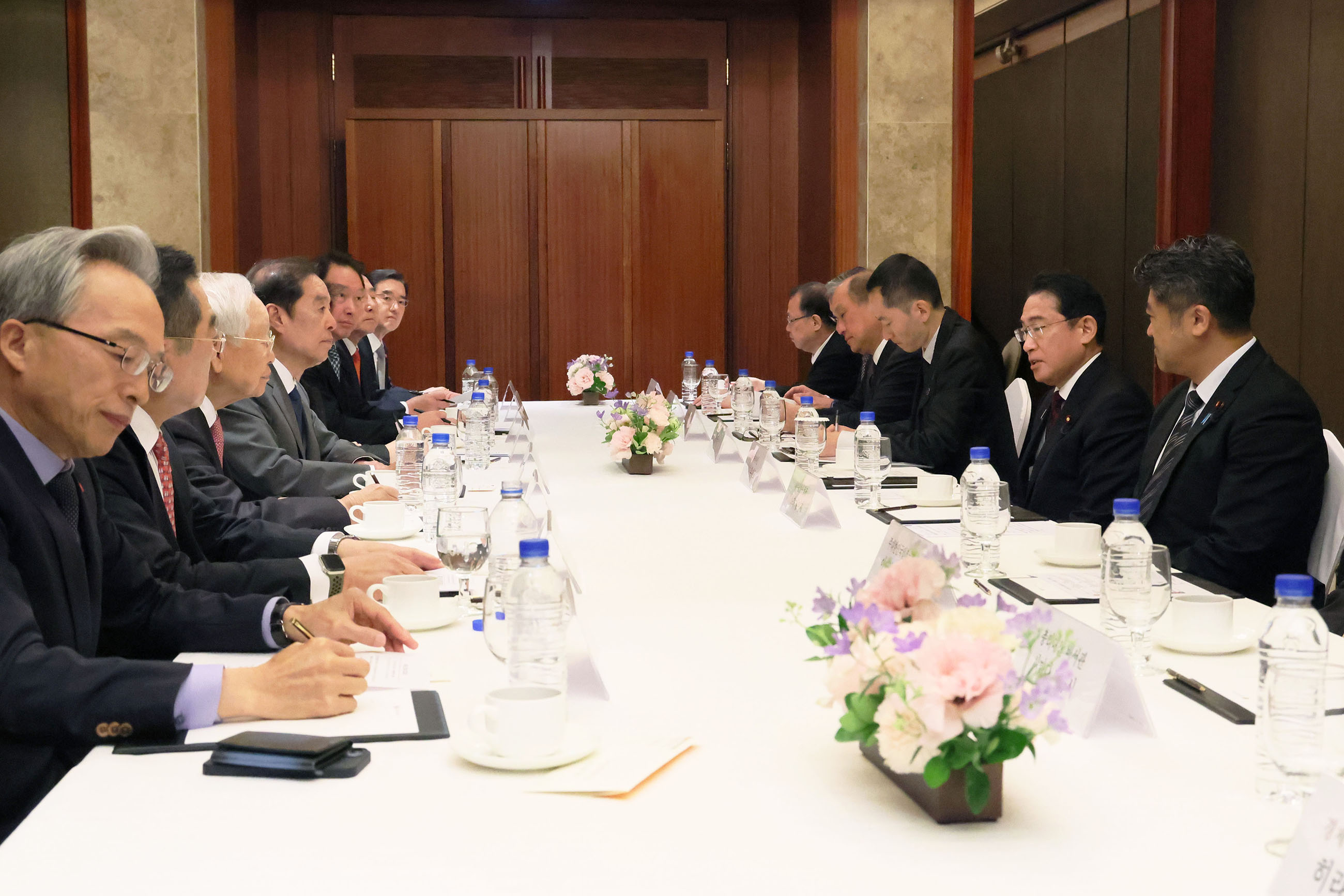 Prime Minister Kishida having a talk with members of Korean business community (1)