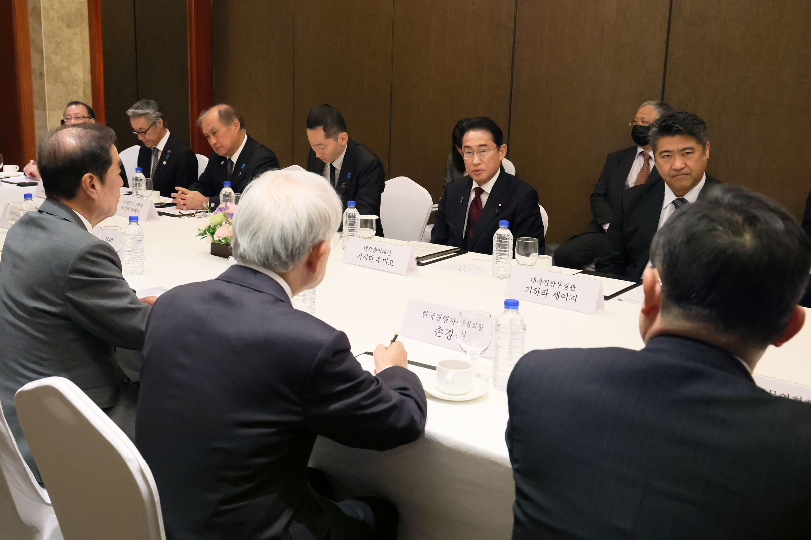Prime Minister Kishida having a talk with members of Korean business community (2)