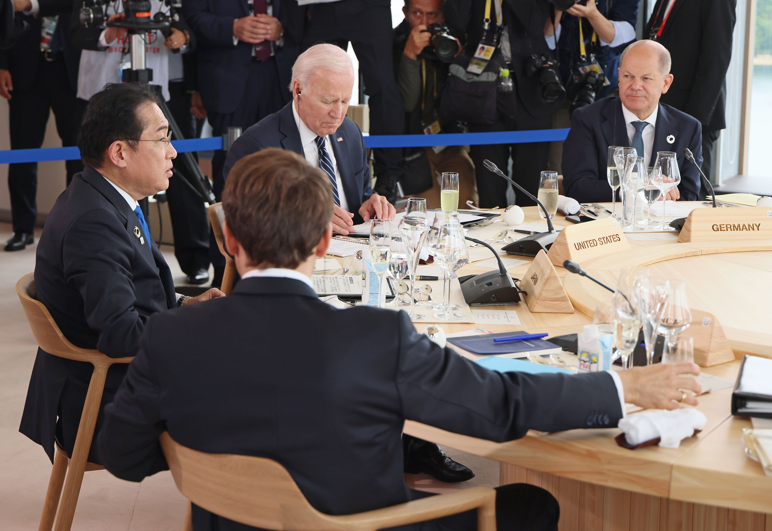 Prime Minister Kishida engaging in discussions at Session 1 (working lunch) (2)