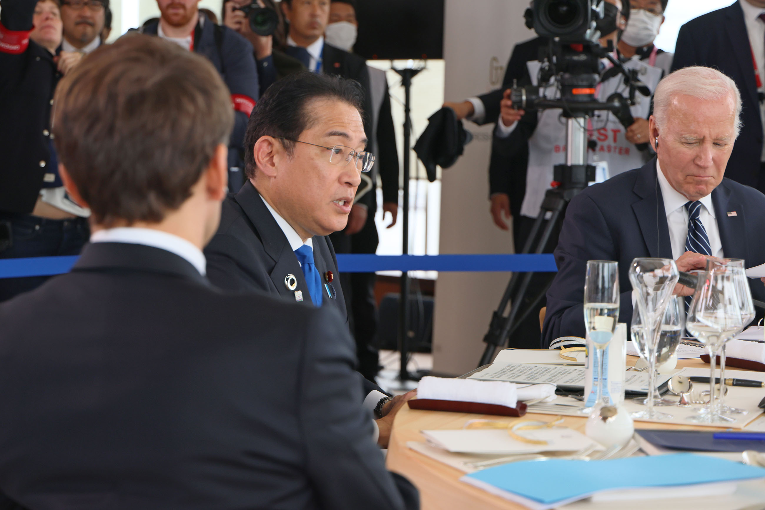 Prime Minister Kishida engaging in discussions at Session 1 (working lunch) (3)
