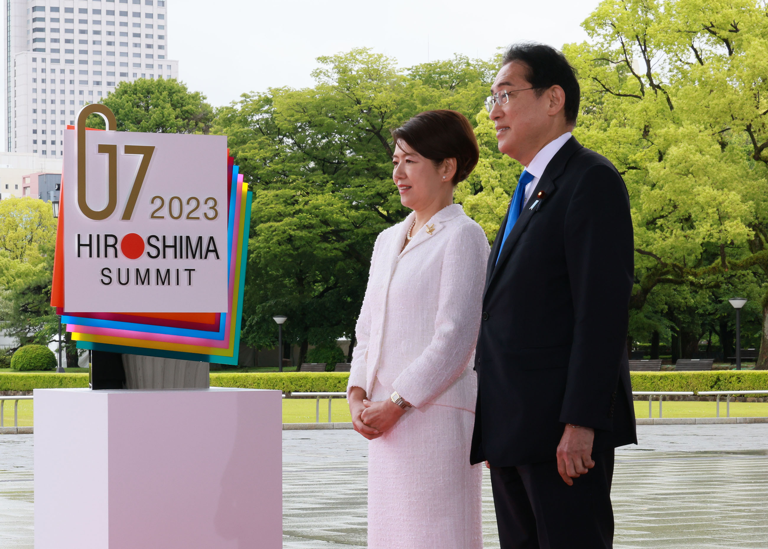 Prime Minister Kishida greeting the G7 leaders and others (2)