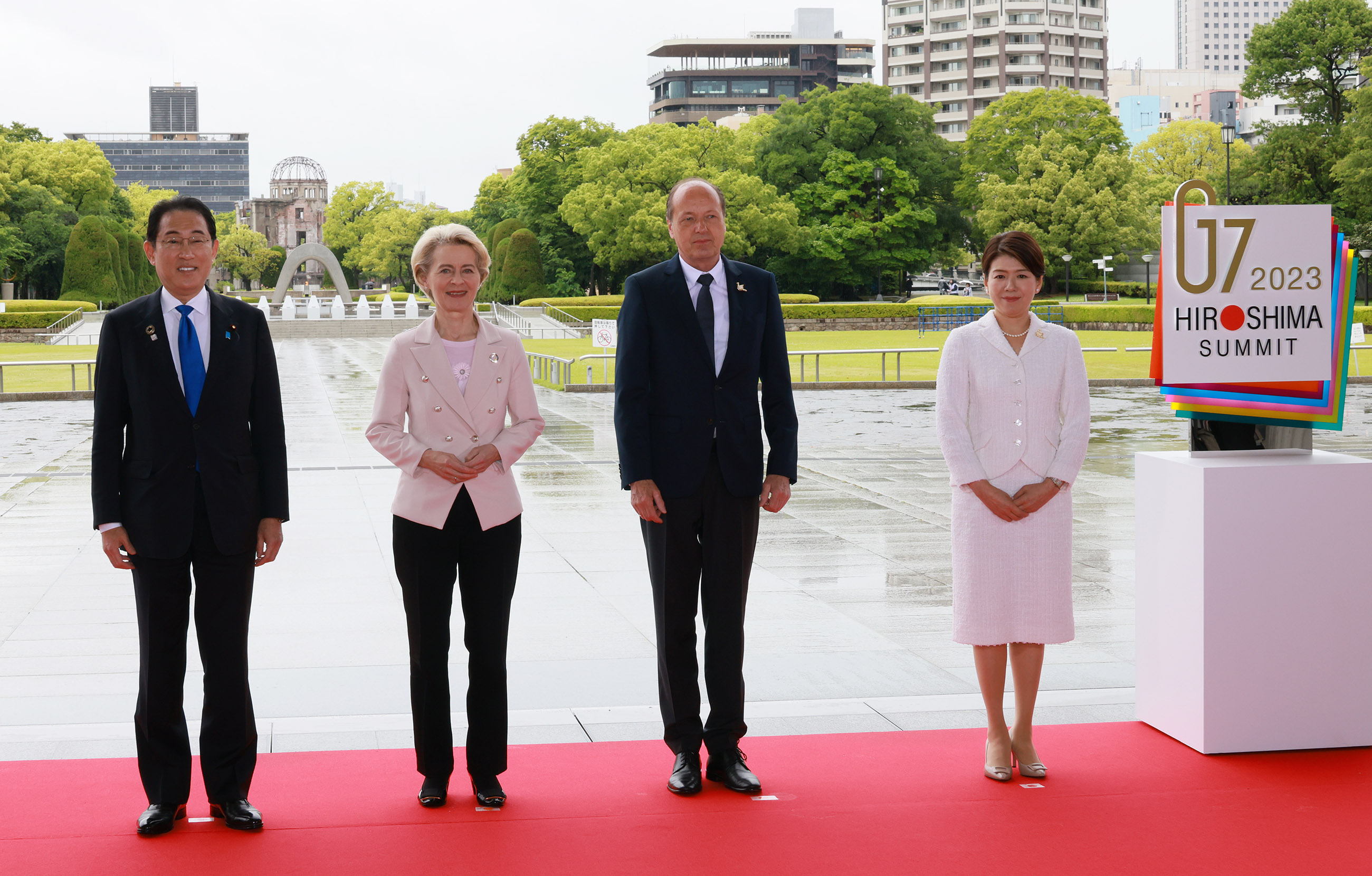 Prime Minister Kishida greeting the European Commission President Ursula von der Leyen and her spouse