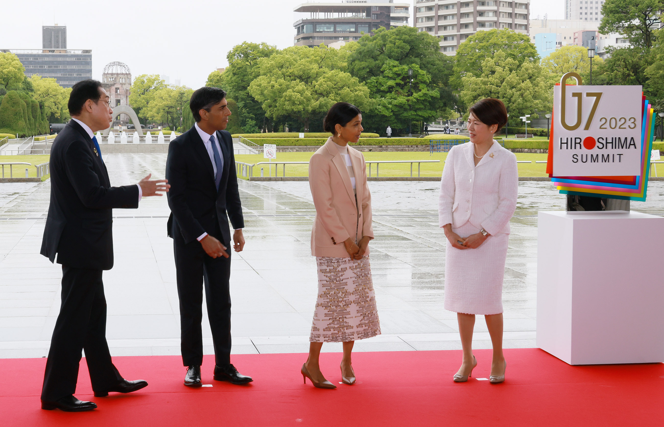 Prime Minister Kishida greeting the UK Prime Minister Rishi Sunak and his spouse
