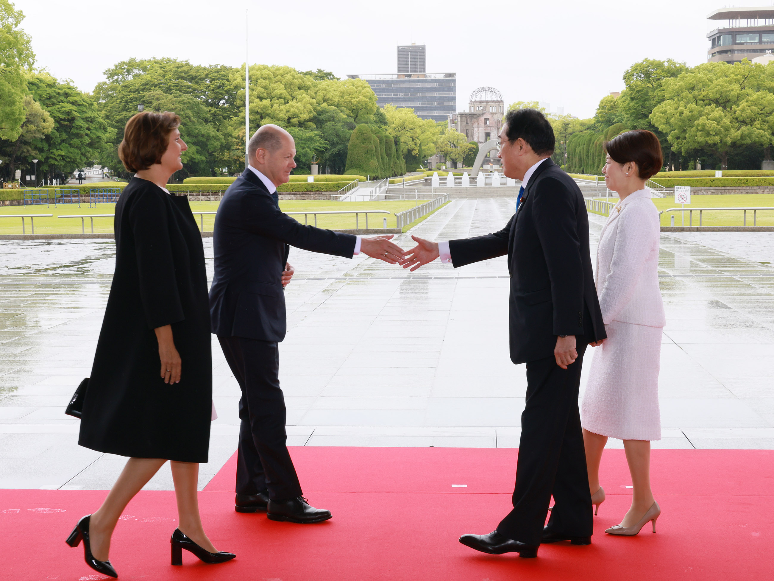 Prime Minister Kishida greeting the German Chancellor Olaf Scholz and his spouse (1)