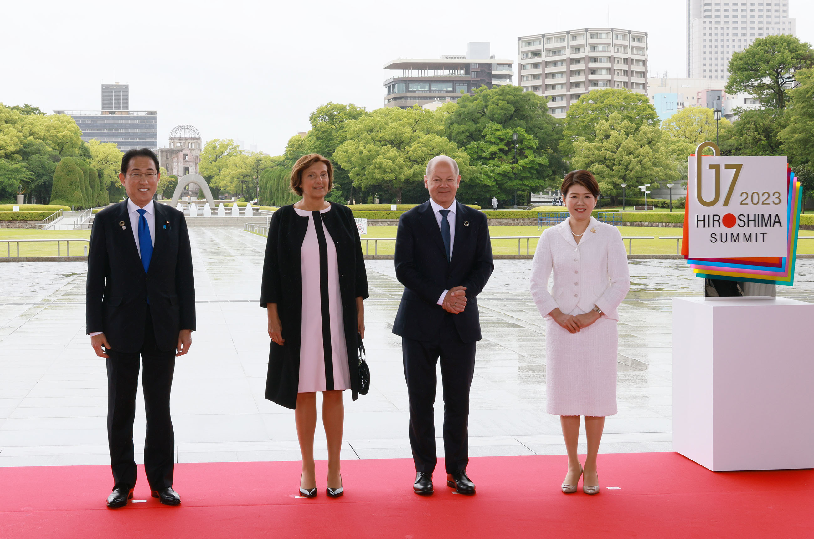 Prime Minister Kishida greeting the German Chancellor Olaf Scholz and his spouse (2)