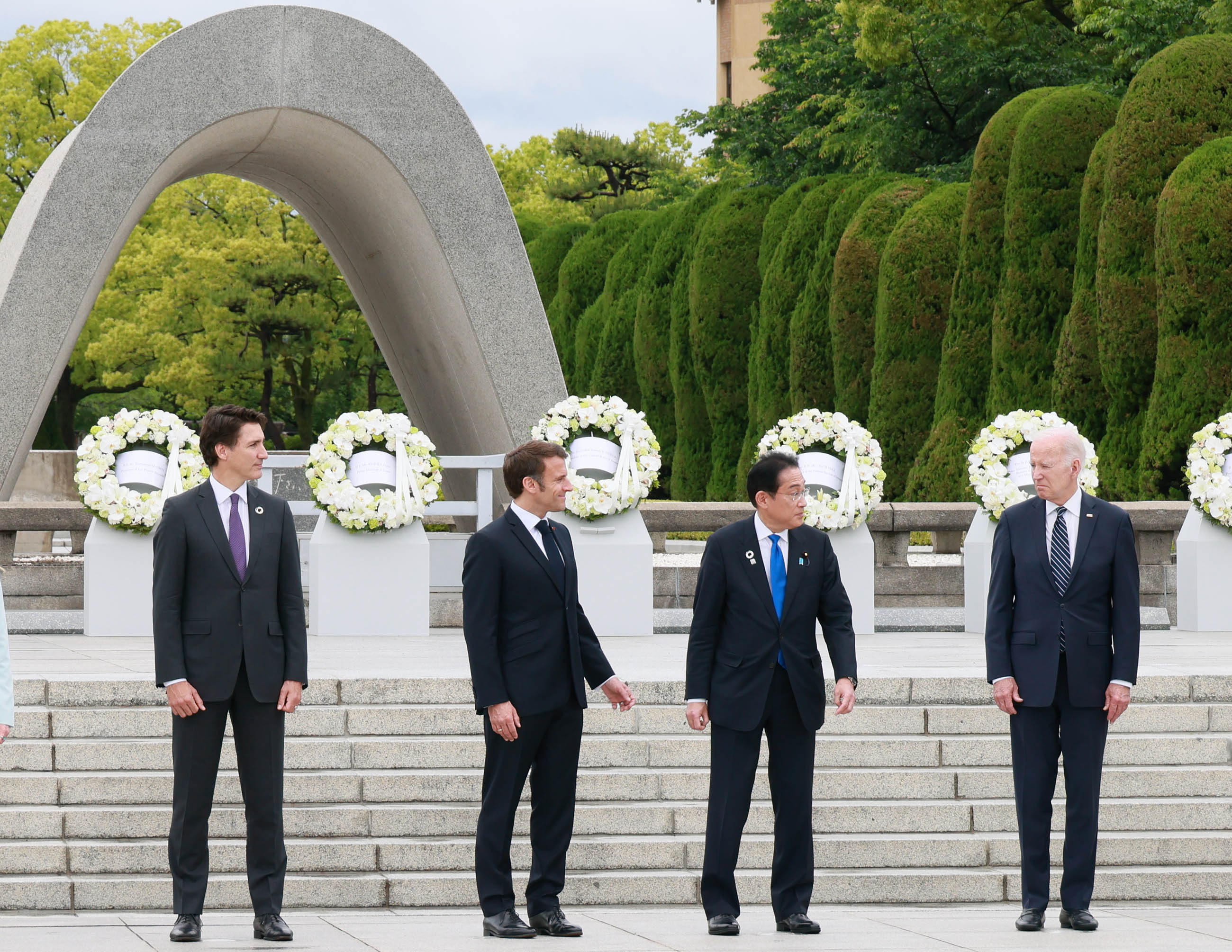 Prime Minister Kishida offering flowers at the Cenotaph for the Atomic Bomb Victims (4)