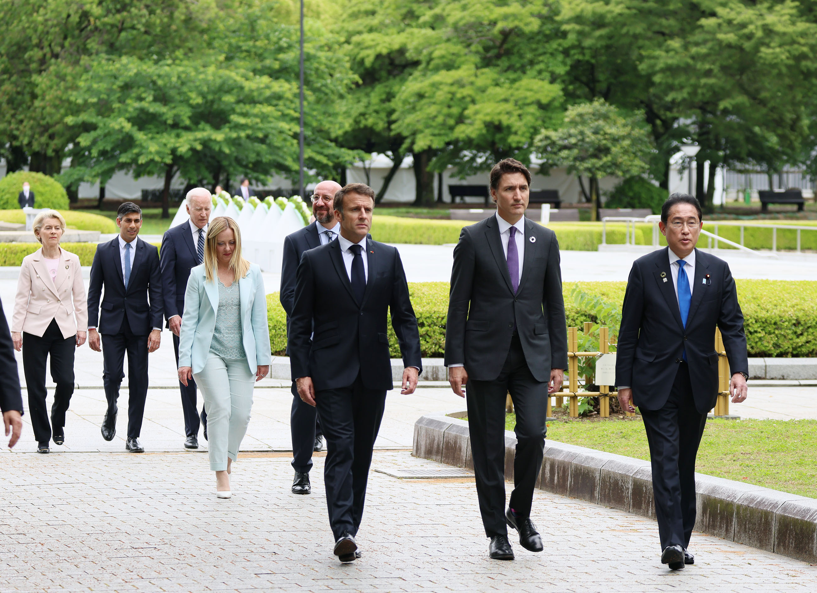 Prime Minister Kishida heading to the tree-planting site (2)