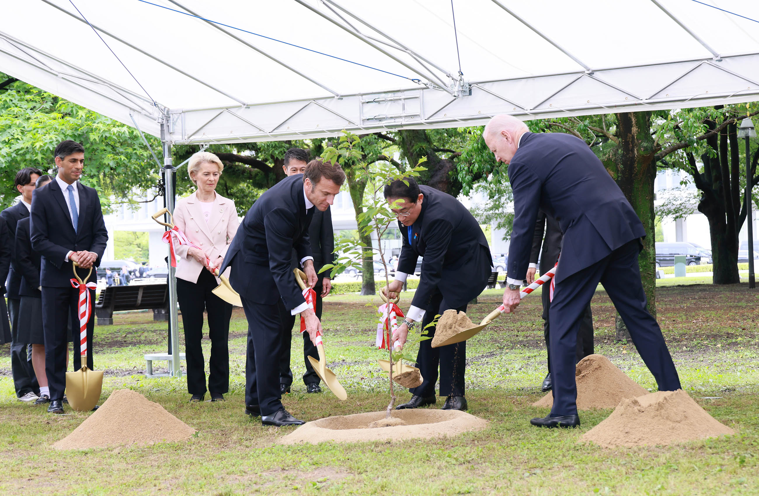 Prime Minister Kishida planting a tree (2)