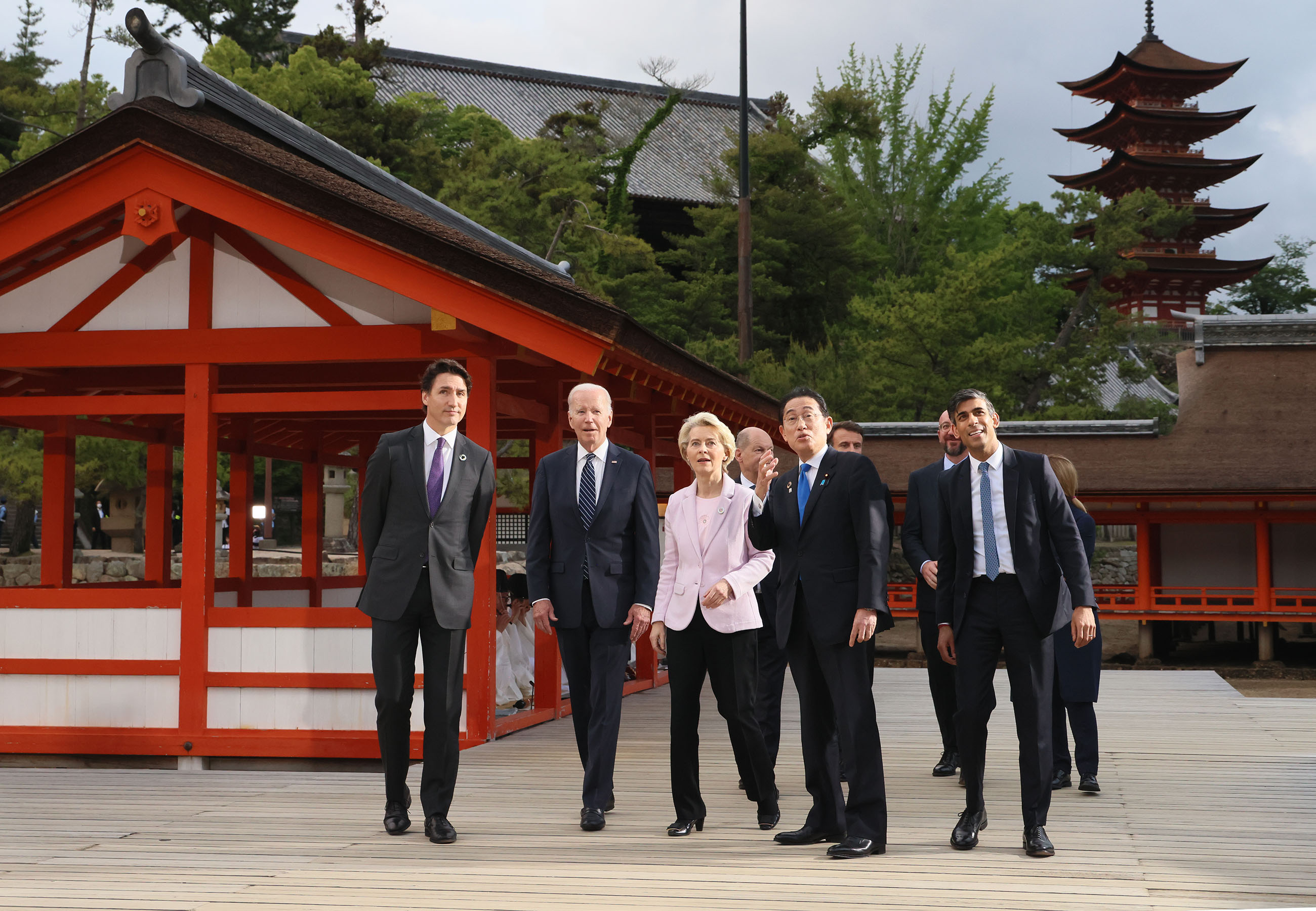 Prime Minister Kishida visiting Itsukushima Shrine (2)